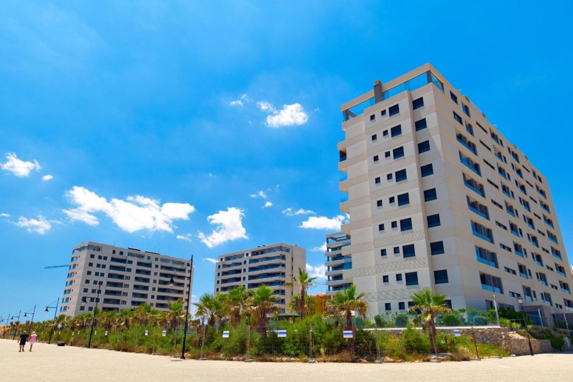 A la venta éste excepcional ático de lujo en primera línea de playa con 3 dormitorios y 2 baños y magníficas vistas panorámicas al mar Mediterráneo desde una terraza de 70m2 con cortinas de cristal, situado en Punta Prima, Torrevieja (Alicante) en el exclusivo residencial Panorama Mar, dentro de un complejo que ofrece excelentes instalaciones junto a la playa y el paseo marítimo, y cerca de todos los servicios. El complejo cuenta con grandes zonas comunes y piscinas comunitarias para adultos y niños. Una de las piscinas es climatizada, para disfrutar en los meses de invierno. Esta vivienda incluye también una plaza de parking subterránea y un trastero. Panorama Mar es una comunidad privada y cerrada que dispone también de vigilancia de 24h. Panorama Mar es una urbanización a pie de mar, donde se puede disfrutar de deportes náuticos, ocio y playas. Se encuentra cercana a todos los servicios como del Centro Comercial Zenia Boulevard, supermercados, hospital, farmacias, gastronomía, zonas verdes, centros deportivos y colegios. Distancia andando a Cala Piteras, Playa de Punta Prima y Playa Flamenca así como el resto de playas de bandera azul de Orihuela Costa y Torrevieja. A escasos minutos de los campos de Golf Las Colinas, Campoamor, Las Ramblas y Villamartín. Buena comunicación con la autopista del mediterráneo AP-7 y N-332. Esta ubicación se encuentra a 35 minutos del aeropuerto Elche-Alicante y de la estación de trenes de alta velocidad de Alicante. Contacte para más infromación