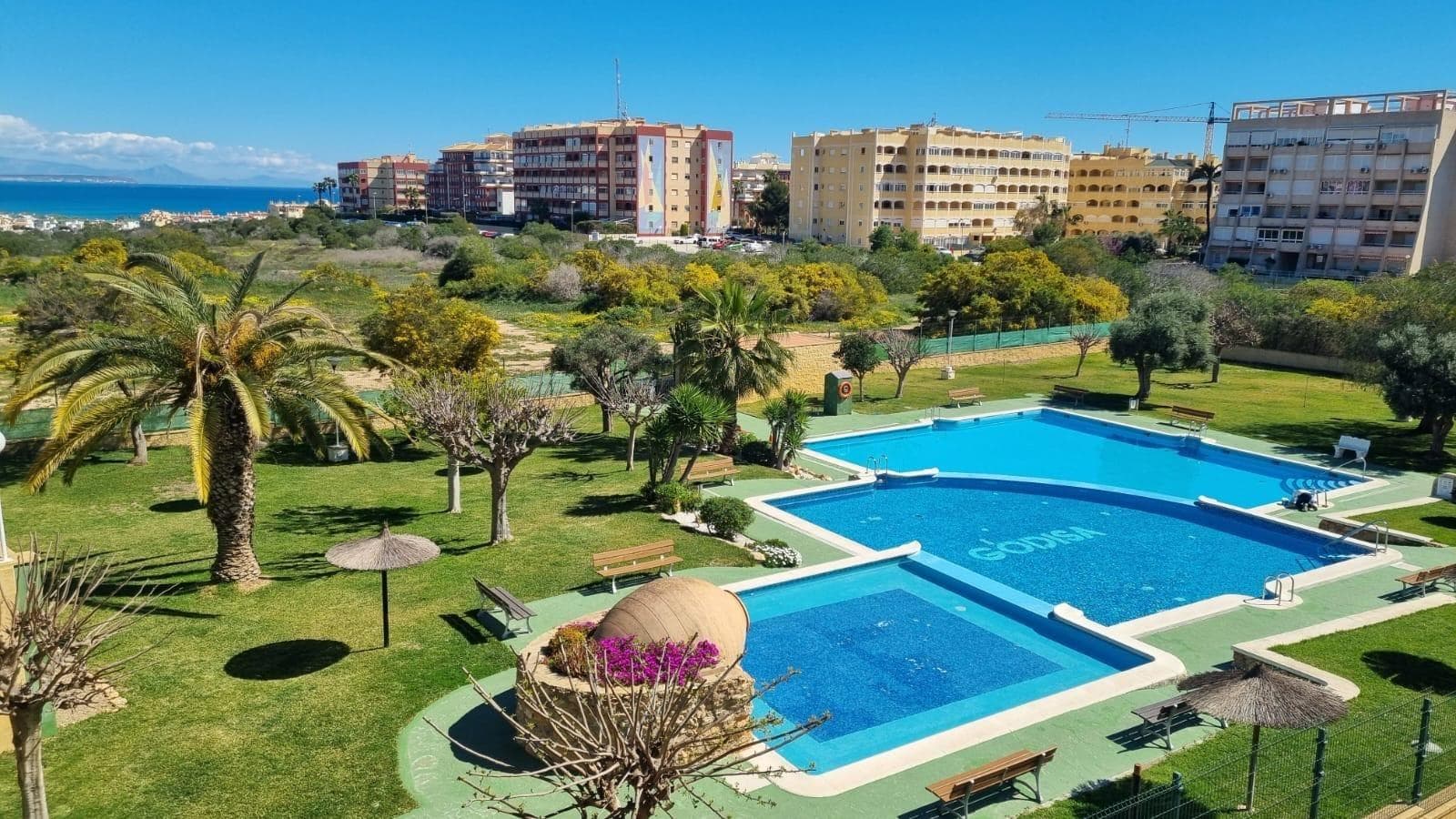 Hoy os presentamos este fantástico dúplex en planta alta, situado en el demandado residencial de Pueblo Marino, en la urbanización de Torreblanca, en Torrevieja. La propiedad consta de 2 dormitorios, aunque originalmente eran 3, 2 baños, amplia cocina americana equipada y amueblada, pequeña terraza y un amplio solárium en la planta alta que nos ofrece unas espectaculares vistas al mar y a la gran piscina comunitaria. Se vende totalmente amueblado y equipado, listo para entrar a vivir. Vivienda con licencia turística en vigor. Contacte para más información