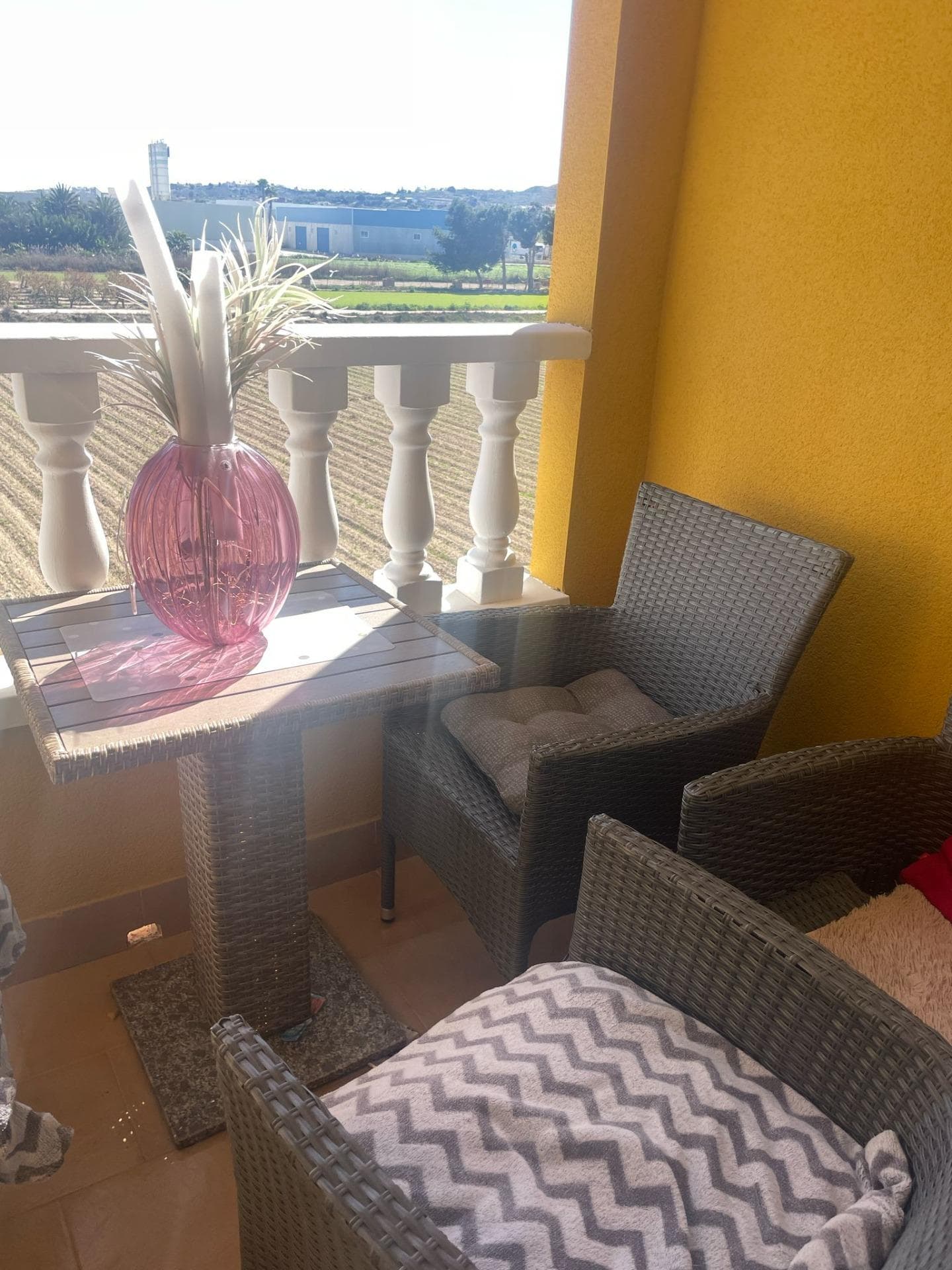 En venta este bonito apartamento ubicado en el municipio de Formentera del Segura, en una zona tranquila. Cercana a todos los servicios: supermercados, centro deportivo, restaurantes..  Esta vivienda cuenta con:  -Dos dormitorios. -Cuarto de baño y aseo. -Salón-comedor. -Balcón con vistas despejadas. -Cocina independiente. -Piscina comunitaria. No dejes escapar esta oportunidad y contacte con nosotros para darle una mayor información.