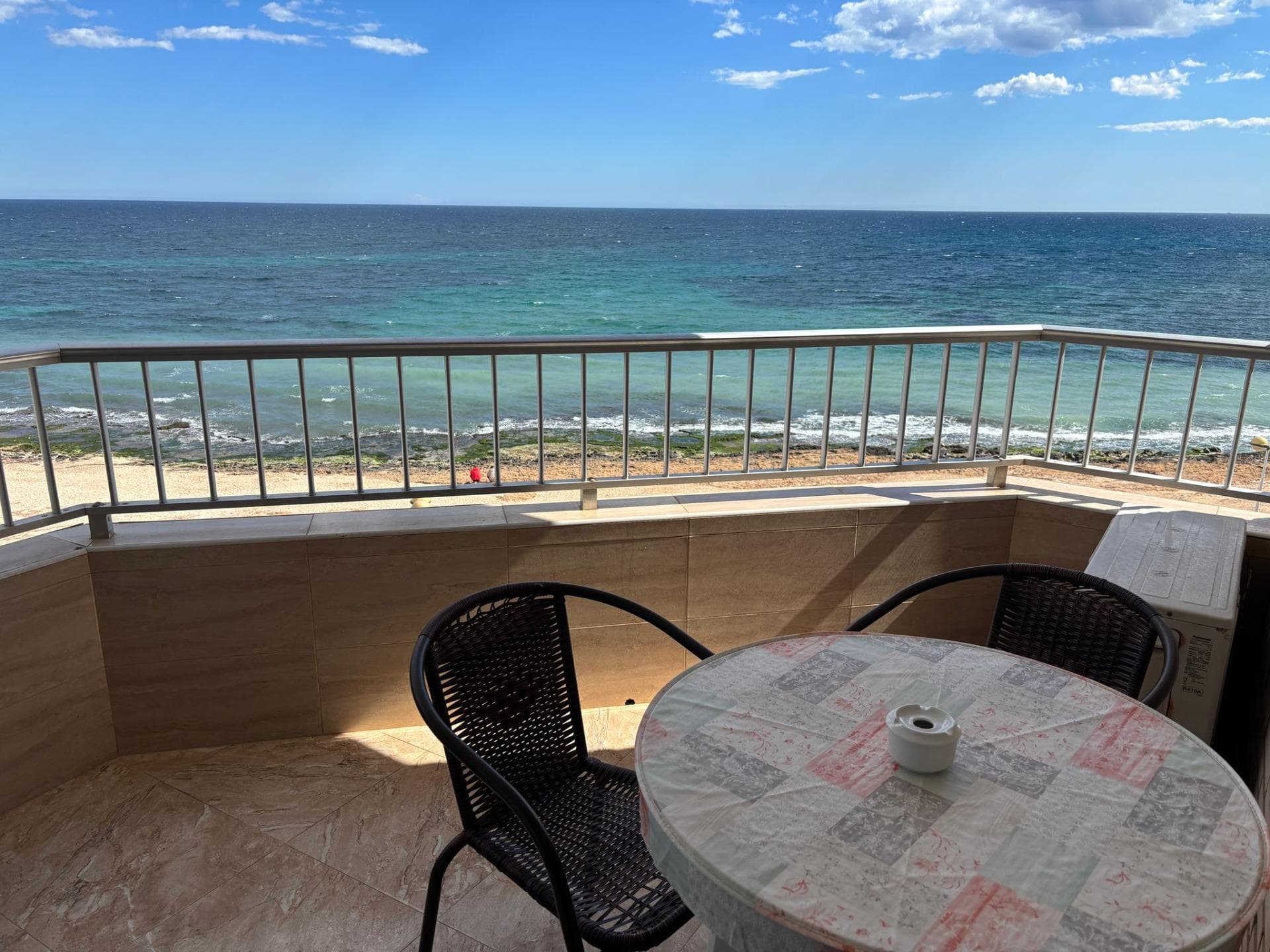 Os presentamos este maravilloso piso en primera línea de playa con unas vistas espectaculares al mar. Esta propiedad se encuentra ubicada en la conocida playa de Los Locos en Torrevieja, con una extensa área de arena fina y dorada y galardonada con la Bandera Azul. La vivienda cuenta con: -3 habitaciones, con vistas a la playa. -Cuarto de baño y aseo. -Salón-comedor con acceso a balcón y vistas al mar. -Cocina independiente. -Garaje incluído. Se vende totalmente amueblada y equipada, preparada para entrar a vivir. Una oportunidad única, en una zona privilegiada de la costa mediterránea, donde poder disfrutar del sol en primera línea de playa y cercano a todos los servicios de supermercados, restaurantes, farmacias... Contacte con nosotros para ofrecerles una mayor información, estaremos encantados de atenderle.  .