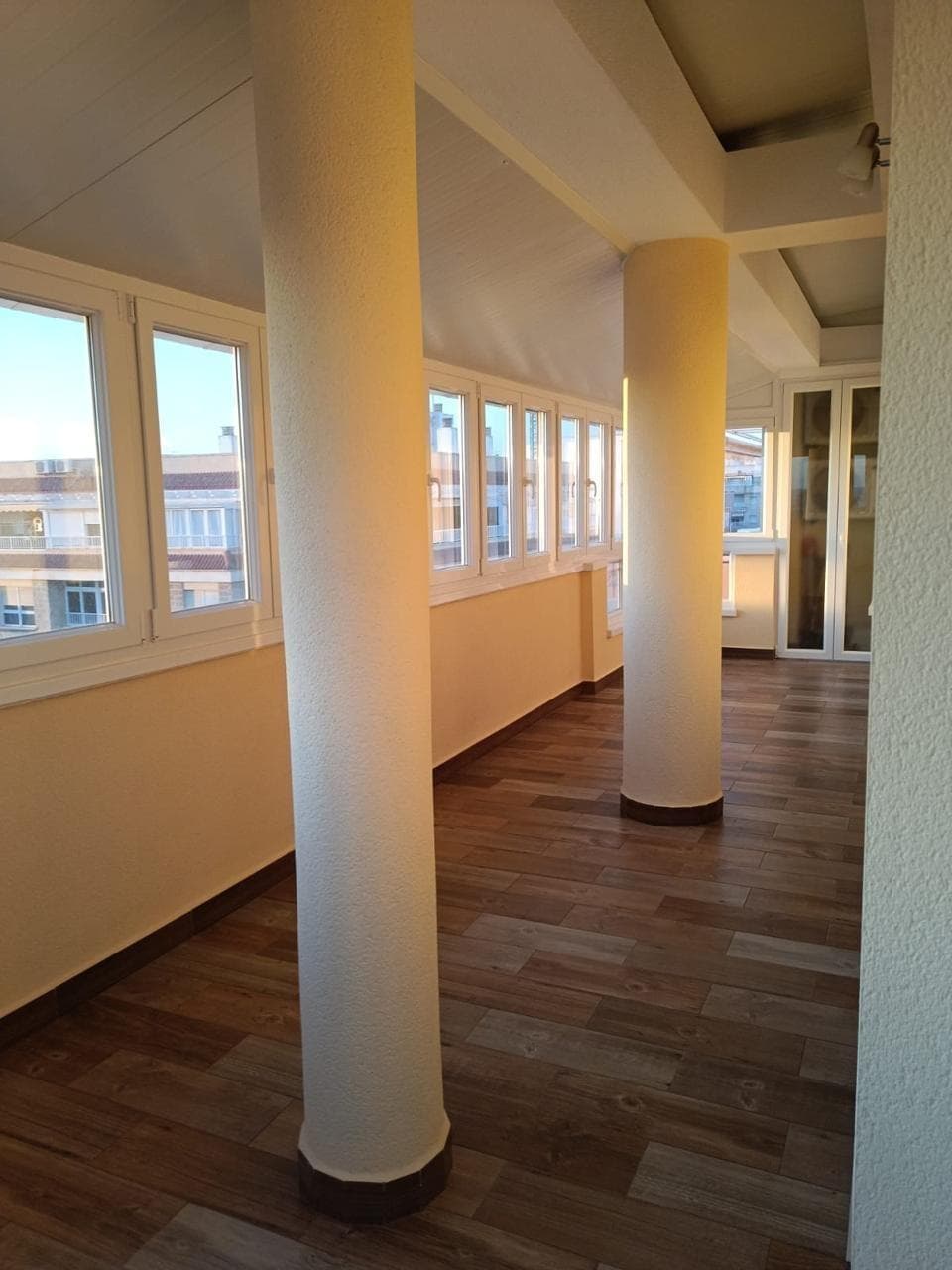 Estamos felices de presentar este fantástico ático situado en una muy buena zona de Torrevieja a escasos 5 minutos a pie del mar. La propiedad consta de 3 dormitorios dobles, dos baños (uno de ellos en suite), cocina independiente totalmente equipada y amueblada, amplio salón-comedor y una gran terraza acristalada de aproximadamente unos 52 metros, lo que hace que la propiedad sea muy luminosa. Se vende completamente amueblada y equipada, lista para entrar a vivir. Cabe la posibilidad de adquirir una plaza de aparcamiento. Sin duda, una gran propiedad que no estará por mucho tiempo en el mercado. ¿Programamos su visita?
