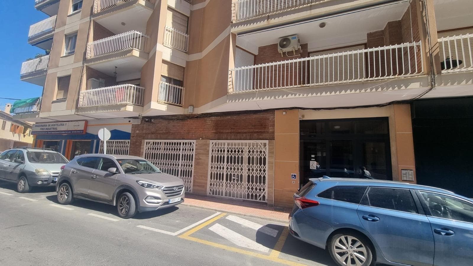 A la venta este amplio local comercial situado en una buena zona de Torrevieja, cerca de todos los servicios y a 150 metros del mar. -Recibidor de 45m2 + despacho + sala principal, en total, 104 m2. -Salida de humos -Aseo -2 grandes ventanales con rejas de tijera Grandes posibilidades comerciales. Contacte para más información.