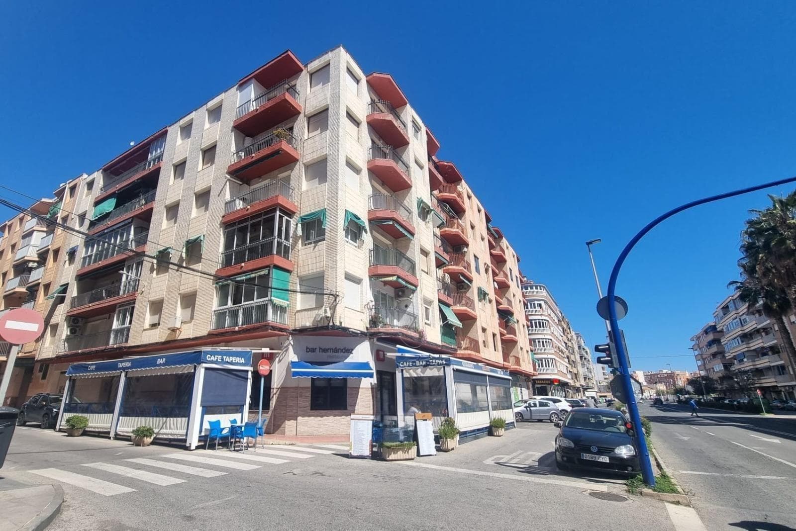 Hoy os presentamos este amplio apartamento situado en segunda línea de la conocida Playa del Acequión, en Torrevieja.  La propiedad se presenta de origen y consta de 3 dormitorios, 2 baños (ambos con plato de ducha), cocina independiente con galería y amplio salón-comedor con acceso a una terraza que nos permite ver el mar. La Playa del Acequión está en Torrevieja, en la Costa Blanca, y es una de las zonas más peculiares de la ciudad. Se encuentra en una ubicación estratégica, protegida por el puerto, lo que la convierte en una playa de aguas muy tranquilas, sin apenas oleaje.