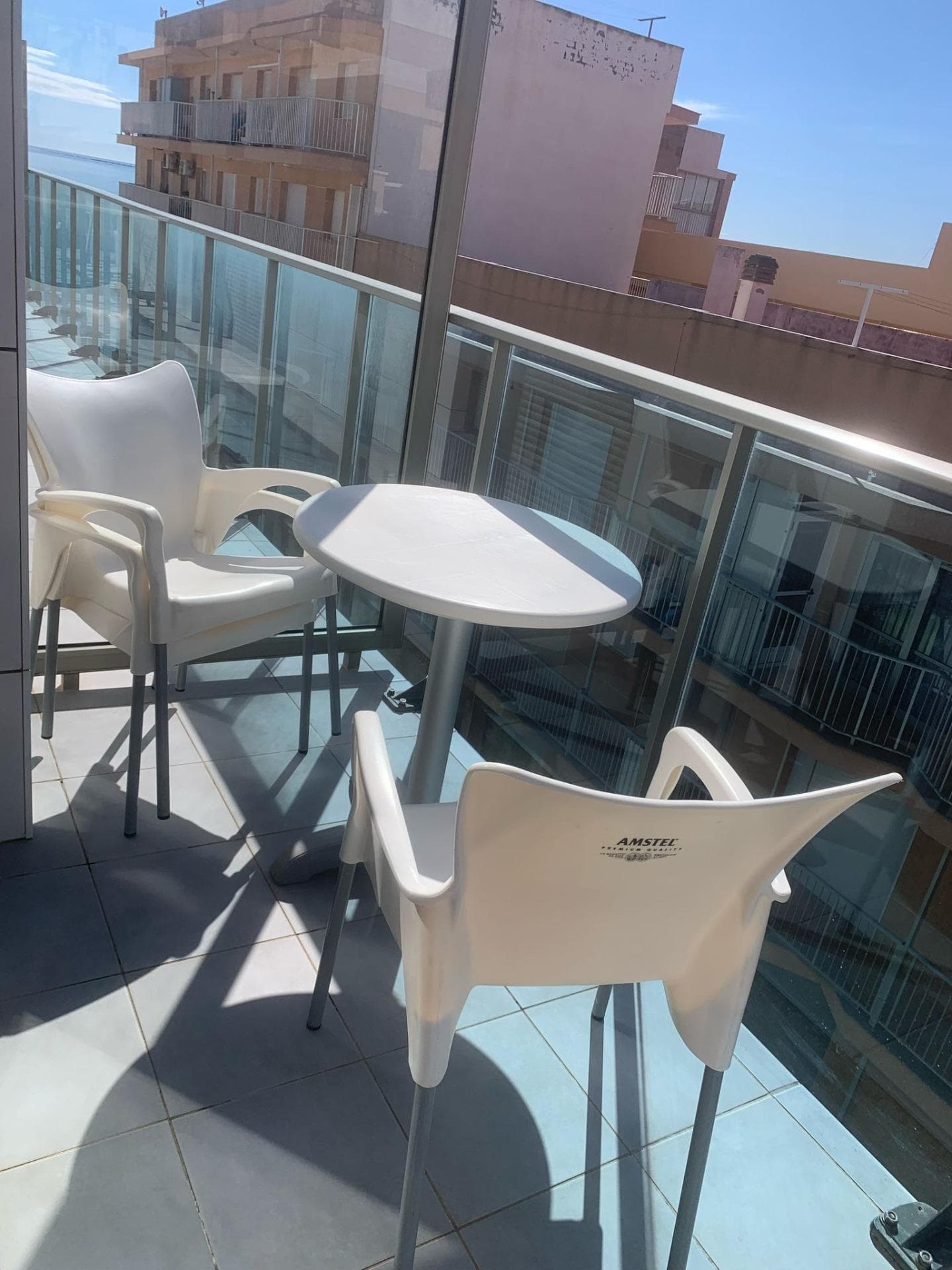 Os presentamos este bonito apartamento ubicado en la ciudad costera de Guardamar del Segura a tan solo 5m. a pie del mar. Sus extensas playas de arena fina son ideales para disfrutar del sol mediterráneo y para la práctica de deportes náuticos. Además, todos los servicios de supermercados, colegios, farmacias, restaurantes... se encuentran al alcance, permitiéndole una mayor comodidad. La propiedad cuenta con: - Dos habitaciones. -Un cuarto de baño. -Comedor-cocina totalmente equipada. -Balcón. -Trastero. -Solarium. Se vende totalmente amueblada y equipada. Contacte con nosotros para darle una mayor información, estaremos encantados de atenderle.