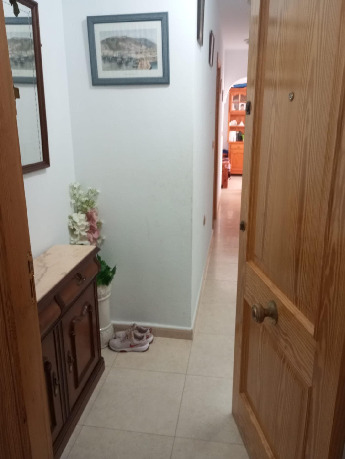 Os presentamos este ático en una 5ª planta, con ascensor, situado en la ciudad costera de Torrevieja (Alicante) y cercano a todos lo servicios: supermercados, restaurantes, colegio, farmacia... Se encuentra a unos 15 minutos a pie del paseo marítimo de las bonitas y conocidas playas naturales. Este inmueble queda distribuido en: -Dos habitaciones. -Un cuarto de baño. -Cocina equipada -Salón/comedor con acceso a un balcón. Disponibilidad de aparcamiento en las inmediaciones de la vivienda. No dejes escapar esta oportunidad y contacte con nosotros para darles una mayor información.