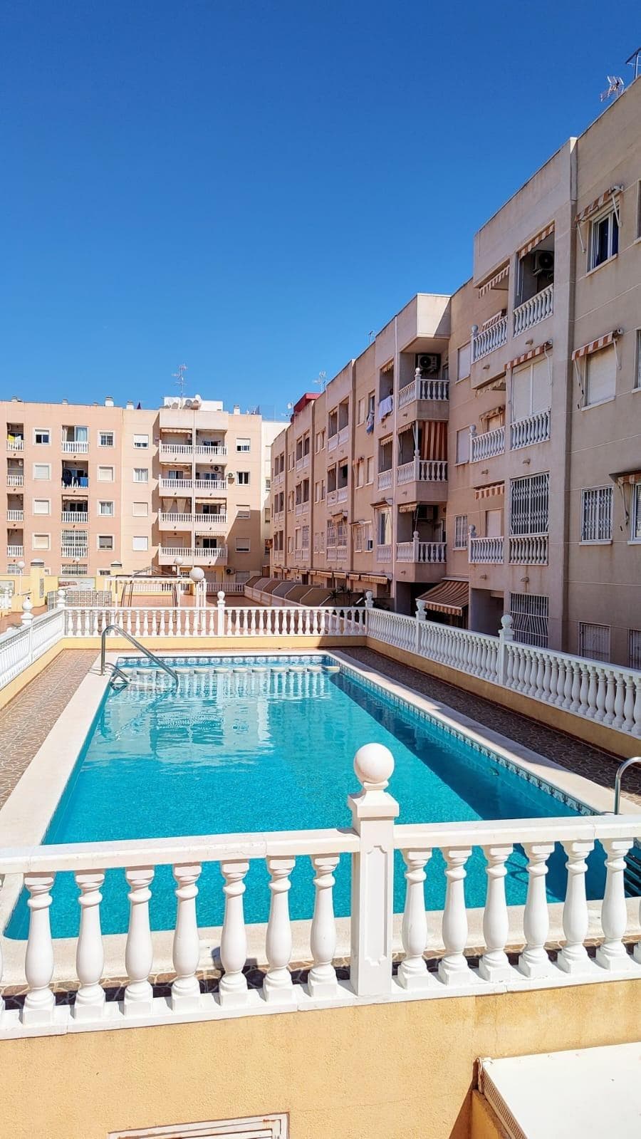 Os presentamos este céntrico apartamento ubicado en la ciudad de Torrevieja, en una zona urbana cerca de comercios, restaurantes, farmacias, supermercados, colegios.. Se encuentra a tan solo 15 minutos a pie de las piscinas naturales y del paseo marítimo. Esta vivienda dispone de: - Dos dormitorios. -Un cuarto de baño. -Salón- comedor - Cocina equipada. -Balcón. -Patio. Además cuenta con piscina comunitaria. Se vende sin muebles. No deje escapar esta oportunidad y contacte con nosotros para darles una mayor información de este inmueble.