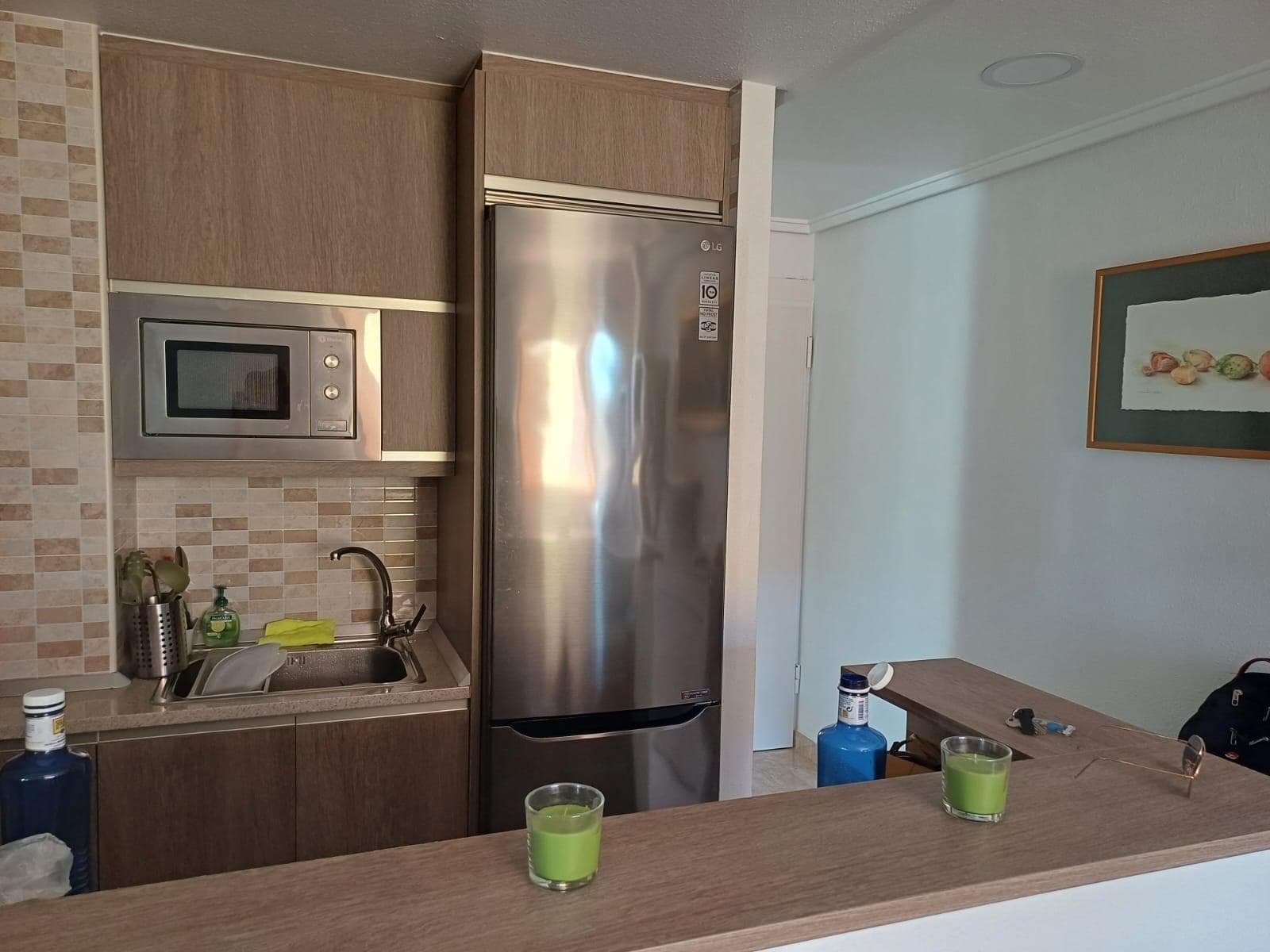 Estamos felices de presentarles este bonito apartamento situado en una buena zona de La Mata (Torrevieja), y a 150 metros de las principales playas de la zona. La propiedad consta de 3 dormitorios, 1 baño, cocina americana totalmente amueblada y equipada con electrodomésticos que han sido renovados recientemente y amplio salón-comedor con acceso a una bonita terraza de orientación este. Se presenta en perfecto estado de conservación y se vende amueblada y equipada, lista para entrar a vivir. En el precio está incluido un garaje con capacidad para dos vehículos. La comunidad nos ofrece una bonita piscina comunitaria. Sin duda, una gran propiedad que no estará por mucho tiempo en el mercado. ¿Programamos su visita?