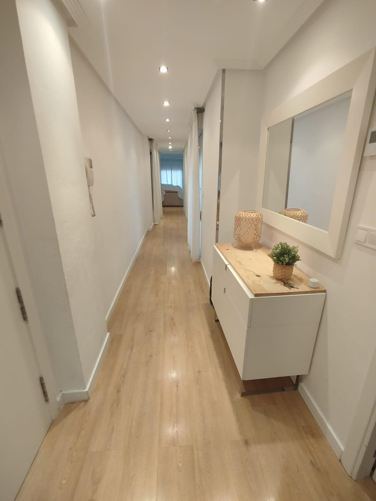 Os presentamos este maravilloso piso ubicado en una primera planta con ascensor en el municipio de Callosa de Segura, cercano a todos los servicios y bien comunicado por carretera, además de contar con estación de tren que facilita el acceso a las ciudades cercanas como Alicante y Murcia.  Esta céntrica vivienda consta de: -4 Dormitorios. -2 Cuartos de baño. -Amplio comedor-cocina. -3 Patios. -2 Plazas de garaje. -Trastero. -Balcón con vistas despejadas a la plaza. No dejes escapar esta oportunidad y contacta con nosotros para darles unas mayor información.