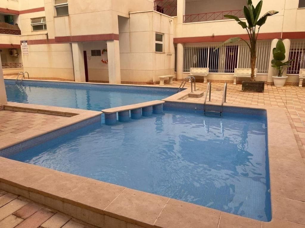 Hoy os presentamos este bonito apartamento situado en una buena zona, a escasos 600 metros del mar. La propiedad consta de 2 dormitorios dobles, un baño, cocina americana con lavandería y amplio salón-comedor. Se presenta en perfecto estado, habiendo sido reformada en su totalidad y se vende completamente amueblada y equipada, lista para entrar a vivir. La comunidad nos ofrece una amplia piscina, donde poder relajarte en los días más calurosos. Contacte para más información.