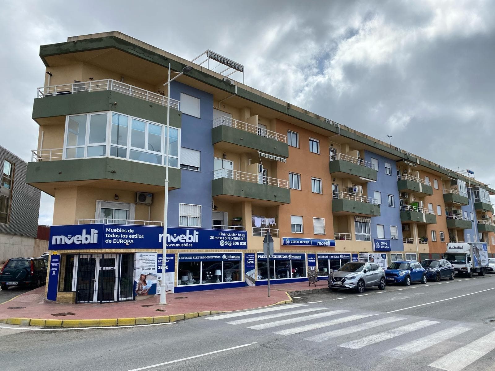 Os presentamos este piso recién reformado ubicado en la segunda planta de un edificio en el municipio de San Miguel de Salinas, a tan solo 8,5km del prestigioso campo de golf Las Colinas y Real Club de Campoamor, a 11km de las playas de Orihuela Costa Y del Centro Comercial La Zenia.  Se encuentra cercano a todos los servicios: supermercados, colegio, farmacia, centro de salud...y permite un acceso cómodo y próximo a las ciudades de Torrevieja y Orihuela.  La vivienda consta de: -2 Habitaciones. -2 Cuartos de baño. -Salón-comedor con acceso a balcón. -Cocina totalmente equipada y electrodomésticos a estrenar. -Piscina Comunitaria. EN VENTA OTRA PROPIEDAD SIMILAR EN EL MISMO EDIFICIO.  No dejes escapar esta oportunidad y contacte con nosotros para dale una mayor información del inmueble.