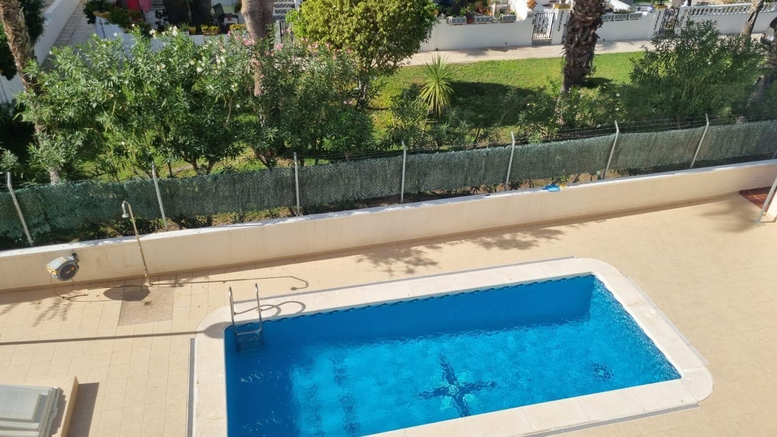 We are delighted to present this semi-detached triplex in Villamartín, Orihuela Costa, located in a residential area of ​​just 9 homes. Just 2.5 km from Orihuela's main beaches. The property consists of 3 bedrooms, 2 bathrooms, a fully fitted and equipped open-plan kitchen, a living-dining room, and a large terrace where you can enjoy the sun. The community has a swimming pool, which you can access directly from the rear of the home. Parking available. If you are looking for a home to live in year-round or enjoy your vacation, this is your opportunity. Contact us for more information!