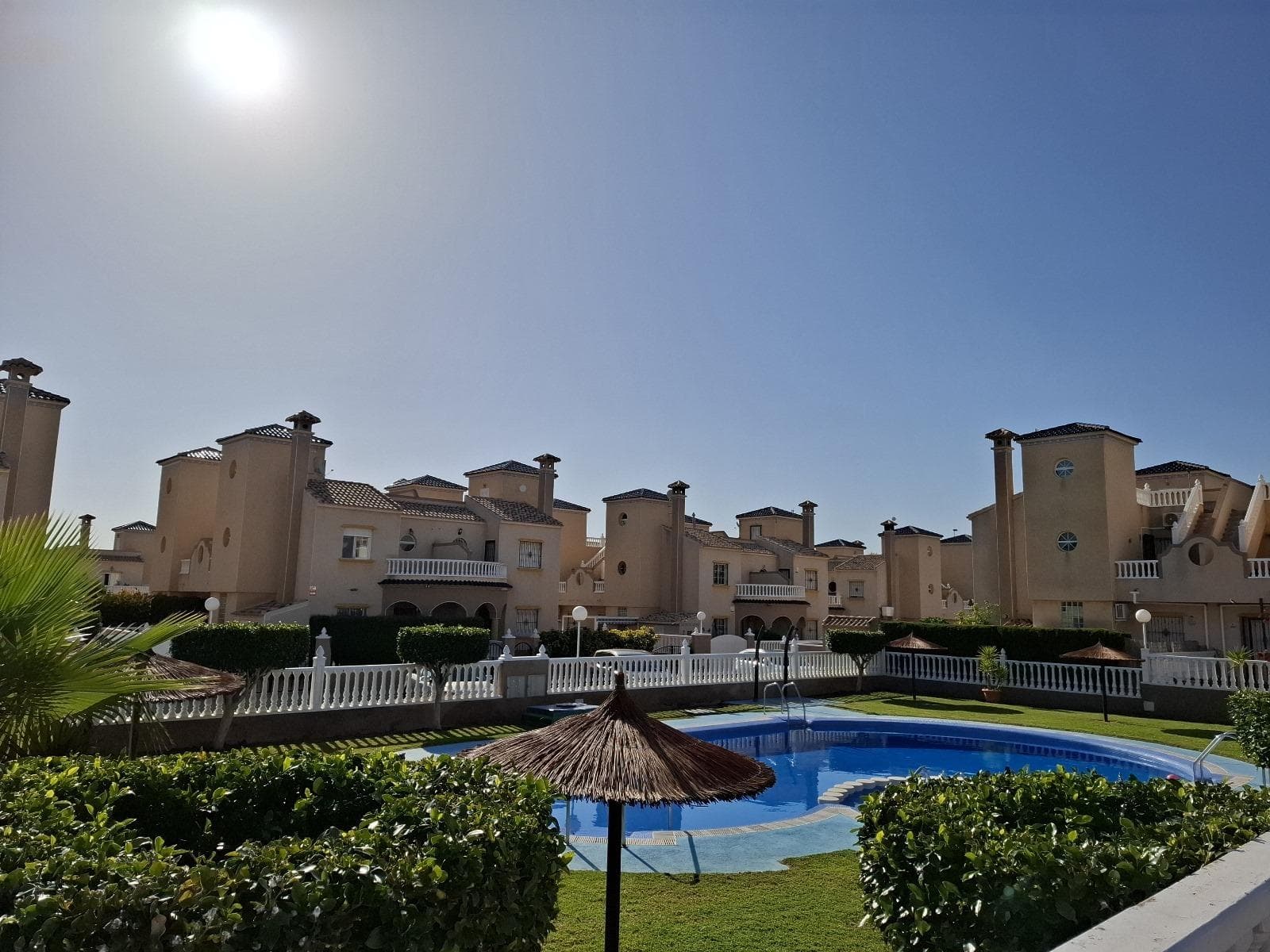 We present to you this wonderful home located in the modern and expanding urbanization of Orihuela Costa, just 3.5km from Cabo Roig, 5km from the prestigious urbanization of Dehesa de Campoamor, and 5km from the La Zenia Boulevard shopping center.It is situated in a privileged area, close to the local beaches and the wonderful golf courses, such as Las Ramblas, Real Club de Golf de Campoamor, and Las Colinas.The property consists of three floors with:-Three bedrooms.-Two bathrooms.-Living-dining room.-Kitchen.-Solarium.-Private pool.-Storage room.The urbanization also has a communal pool and green areas, a quiet place to enjoy sports and the Mediterranean sun.Shall we schedule a visit? Contact us, we will be happy to assist you.