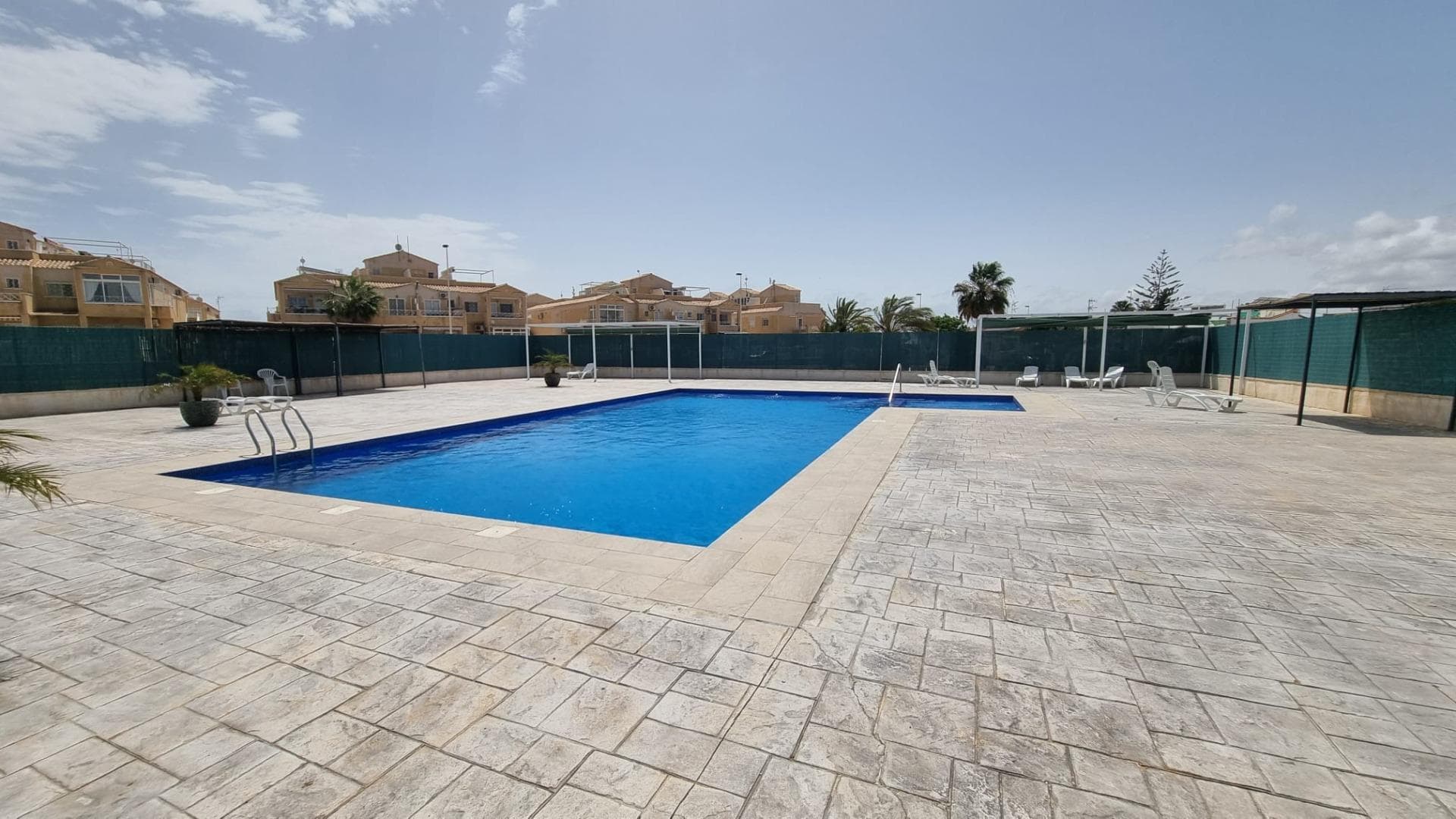 We are happy to present this fantastic ground-floor bungalow located in the well-known Torretas III development in Torrevieja. The property consists of 2 bedrooms, an open-plan kitchen, 1 bathroom with a shower, a living-dining room, a small 8 m² solarium, and a large 32 m² paved garden. The property has been recently renovated in a modern style. The community has a communal pool, where you can cool off on the hottest days. This property will certainly not be on the market for long. Shall we schedule a viewing?