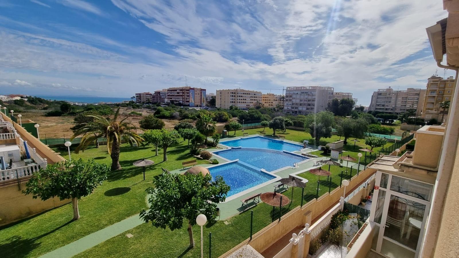 Today we present this fantastic top-floor duplex bungalow in the well-known Pueblo Marino development in Torrevieja. The property consists of 3 bedrooms, 2 bathrooms with showers, a separate kitchen, a living-dining room, a 4 m² terrace, and a large 25 m² private solarium. The property is being sold unfurnished and is in need of some improvements. Located in a fantastic residential area with a spectacular pool and extensive green areas. Contact us for more information.