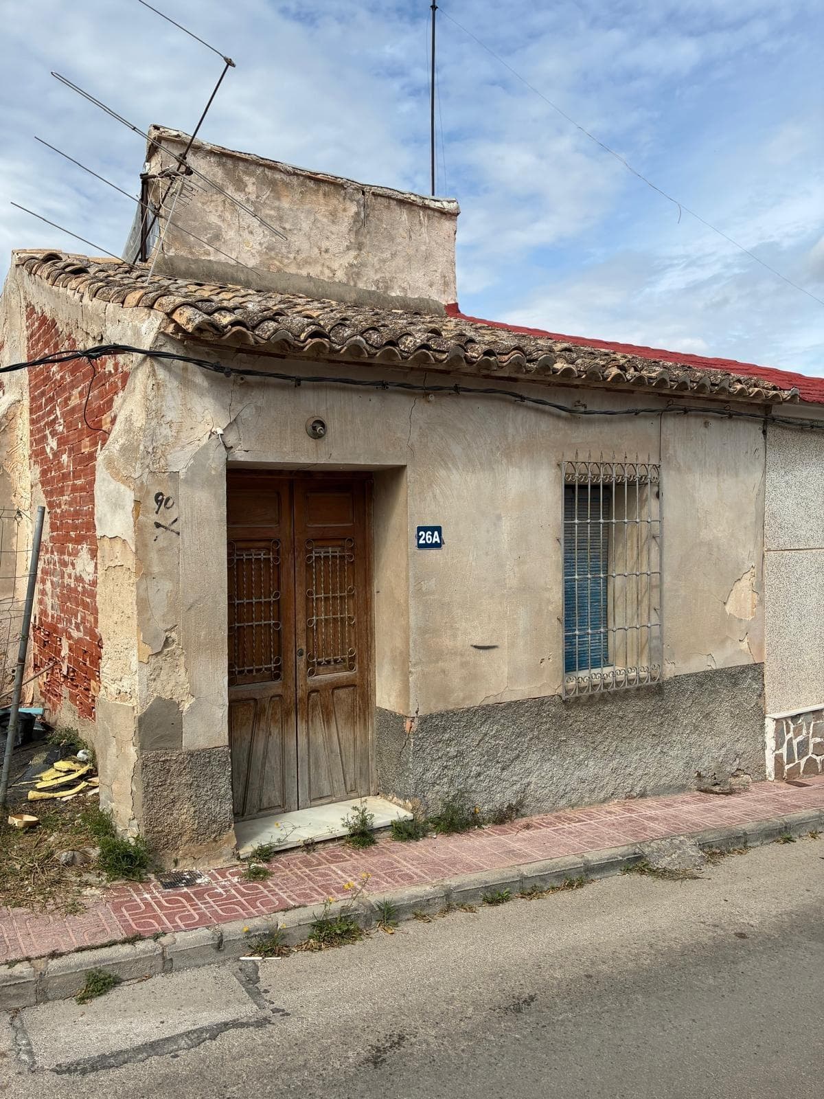 We present this house to be renovated in Hurchillo (Orihuela) Opportunity for investors! Urban plot with a house to be renovated or demolished in Hurchillo, a charming and quiet town ideal for those seeking quality of life and a relaxing environment. The property offers the possibility of designing a project from scratch that maximizes its potential. The plot faces two streets and allows for the construction of two semi-detached houses, distributed over a ground floor, first floor, and solarium. Don't miss this opportunity! Contact us for more information or to schedule a viewing.