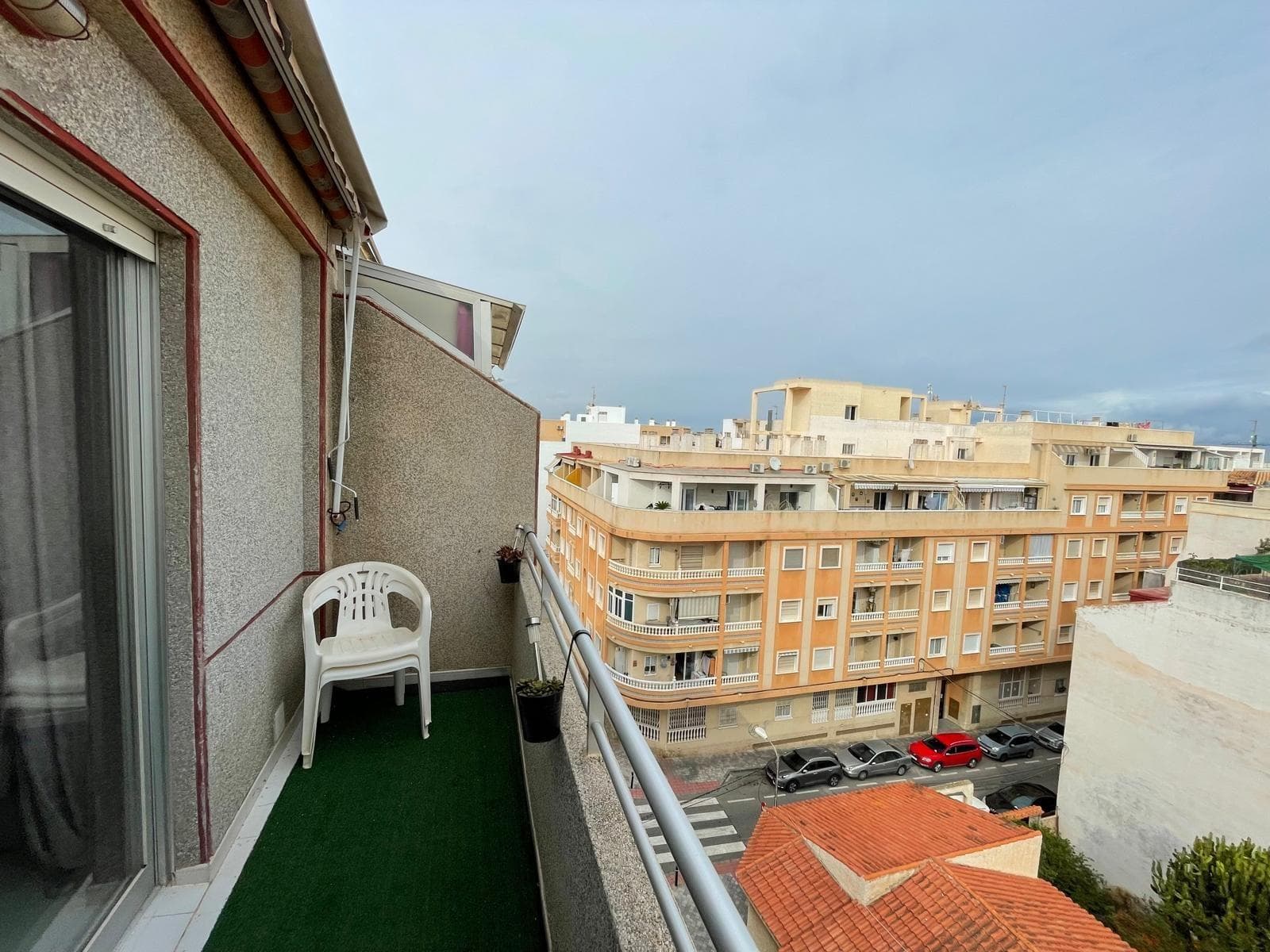 For sale, this penthouse located just 600 meters from the beaches of Los Locos, Playa del Cura and close to all services such as restaurants, shops, supermarkets... The space is carefully distributed to maximize comfort and functionality. The penthouse is in excellent condition, ready to enjoy or as an investment, as it has a tourist license. Without a doubt, a unique opportunity to live near the sea.The property includes: -Two Bedrooms. -One bathroom. -Living-dining room with kitchen and access to a balcony with unobstructed views.Shall we schedule a visit? Contact us, we will be happy to assist you.