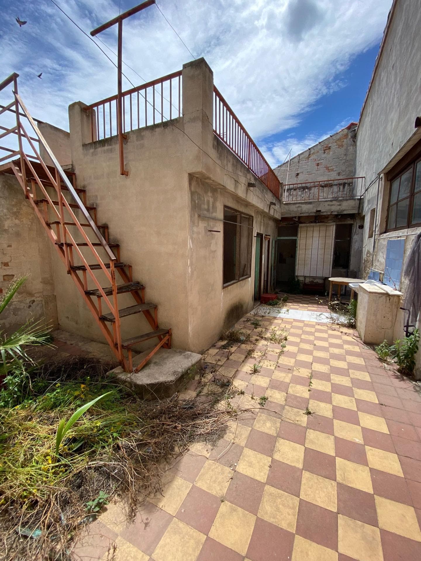 This townhouse located in Jacarilla offers many possibilities at an incredible price. The property, measuring almost 200 m2, consists of 3 bedrooms, 1 bathroom, a separate kitchen, a large living-dining room with a fireplace, and a patio. You can undoubtedly build the home of your dreams here. Should we schedule a viewing? Contact us for more information.