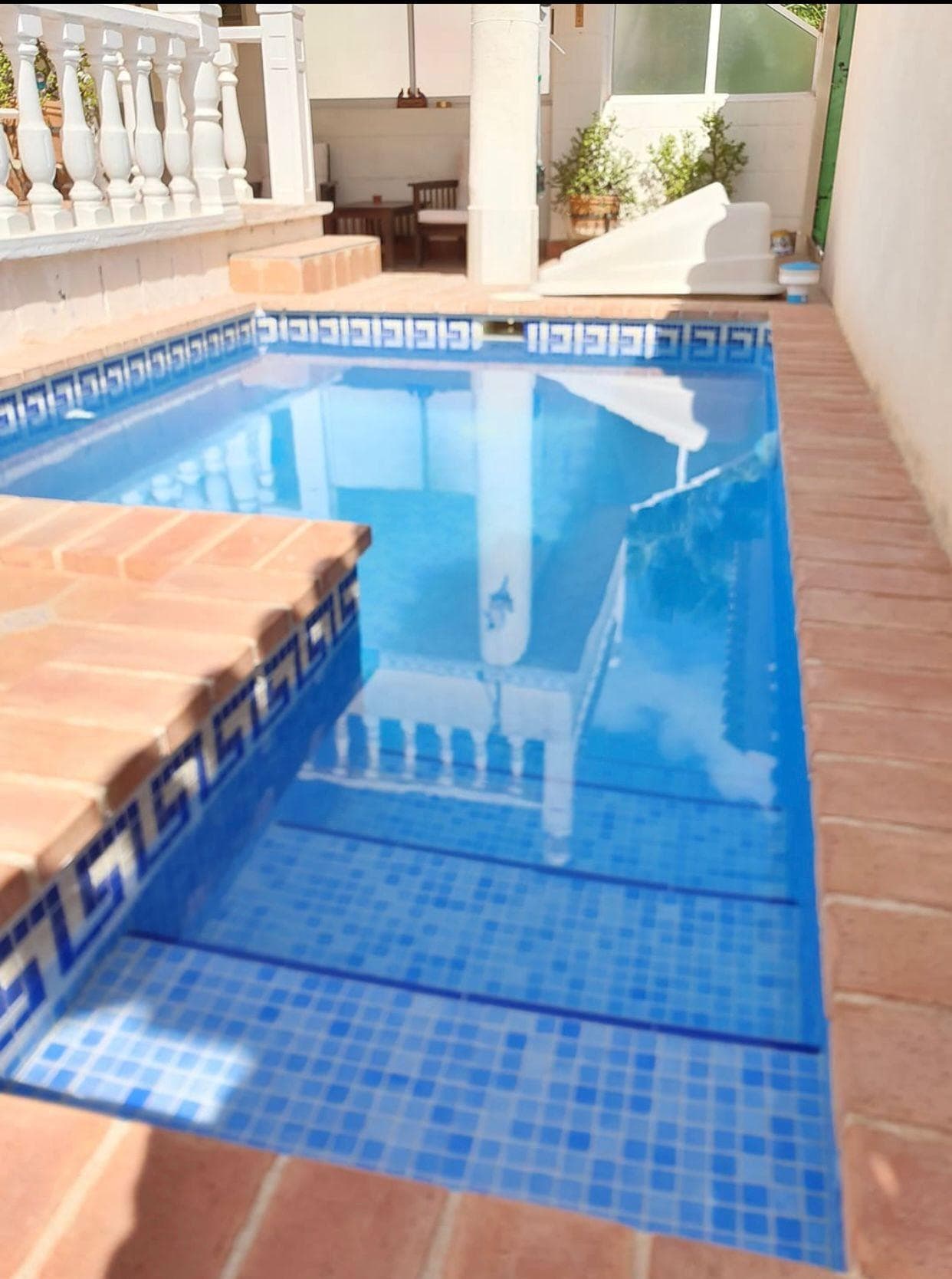 Hoy tenemos el placer de presentaros este amplio Quad de 3 dormitorios en el popular barrio de Orihuela Costa en La Florida. Es una casa familiar perfecta, incluso una casa de vacaciones/alquiler si buscas algo un poco diferente.  Al entrar por la puerta principal, te reciben con una cómoda terraza y una piscina para relajarte durante los calurosos días soleados. En el interior, cuentas con una sala de estar muy espaciosa y una cocina de estilo americano recientemente renovada. A lo largo del pasillo se encuentran 2 dormitorios y un baño de buen tamaño con bañera y ducha. En el exterior, tienes un garaje con acceso que lleva a un gran sótano de almacenamiento.  En la planta superior de la escalera exterior hay un gran solárium recién azulejado para relajarte al sol y otro espacio habitable con un gran dormitorio, un baño, una pequeña cocina y un pequeño altillo que puede usarse como dormitorio o para almacenamiento. Sin duda, una gran propiedad que no estará por mucho tiempo en el mercado. ¿Programamos su visita?