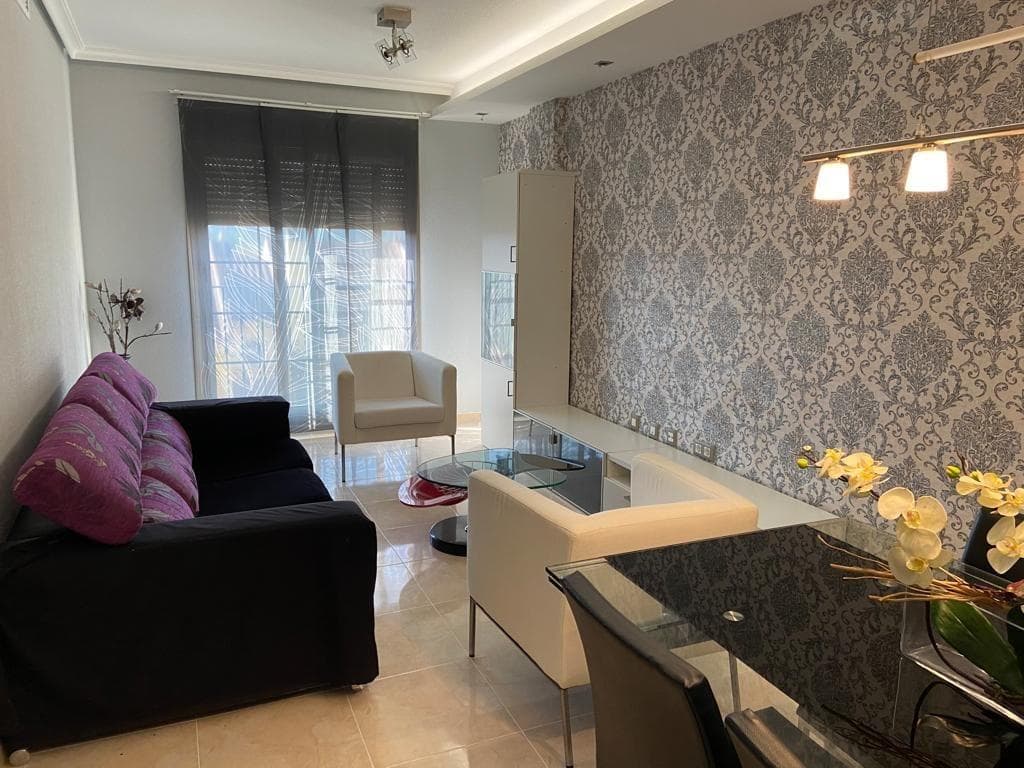 En venta este bonito piso, ubicado en el municipio de San Isidro (Albatera), un lugar tranquilo y con acceso a todos los servicios de supermercado, farmacia, colegios... La vivienda dispone de: -3 habitaciones. -2 Cuartos de baño. -Cocina. -Salón-comedor con acceso a balcón. -Plaza de garaje y trastero. Se vende totalmente amueblada y cocina equipada. Lista para entrar a vivir. ¿Programamos una visita?. Contacte con nosotros, estaremos encantados de atenderle.