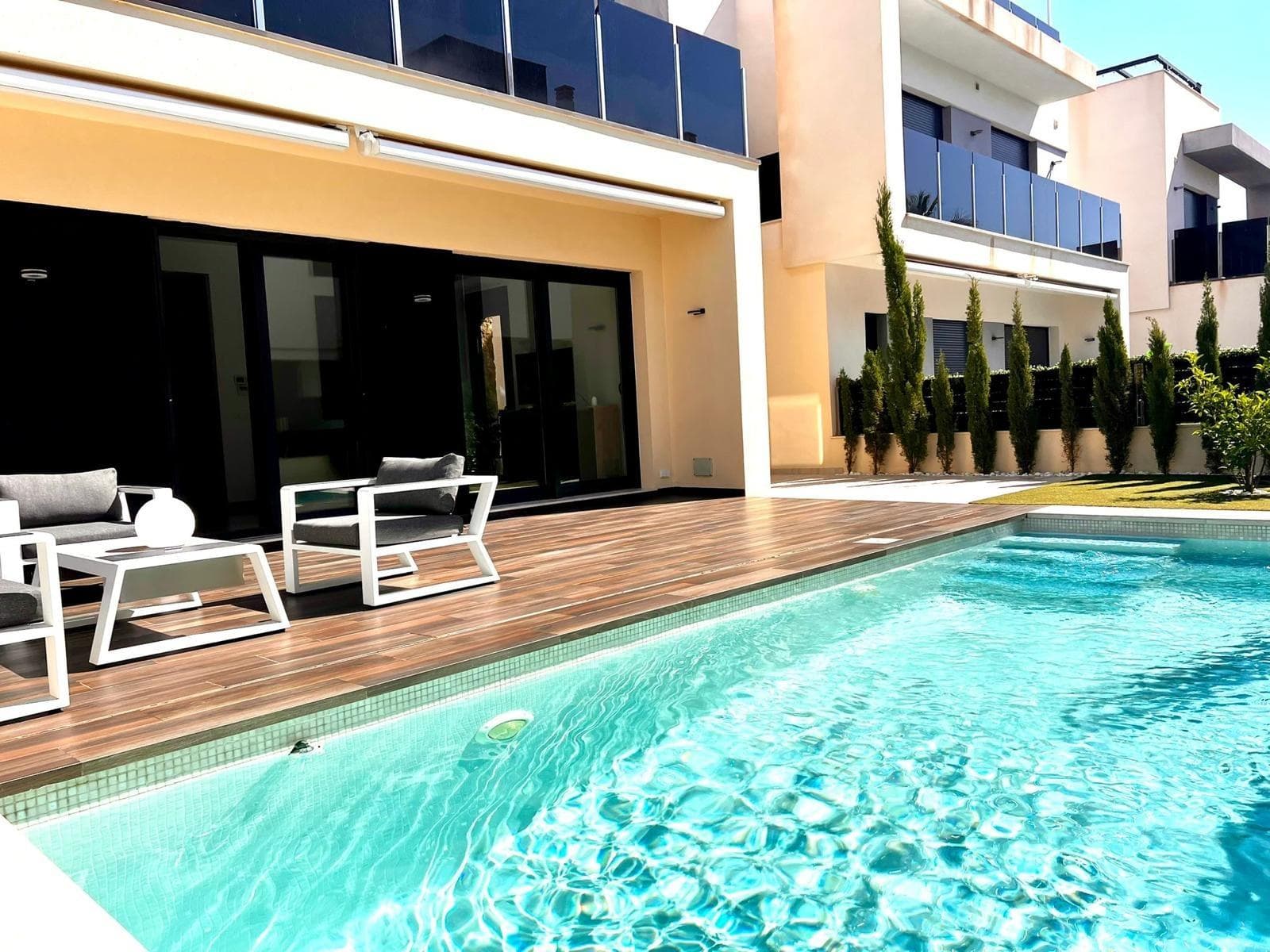 For sale this beautiful chalet in the exclusive area of Lomas de Cabo Roig (Orihuela Costa). The dwelling is distributed over two floors, fully furnished and equipped with all modern amenities.Approximate built area: 193 m² (according to the architect's project)Registered useful area: 111.70 m² (according to the notarial deed)Private plot: 201.15 m²3 spacious bedrooms3 full bathroomsFully equipped modern kitchenBright living roomPrivate pool and solariumAir conditioning throughout the houseIndividual heating (throughout the house)Installed solar panels (solar energy)Quiet urbanization, close to all services: supermarkets, restaurants, shopping centers, and just a few minutes' drive from the beaches of Orihuela Costa.Privileged location, perfect for both permanent residence and vacation investment.