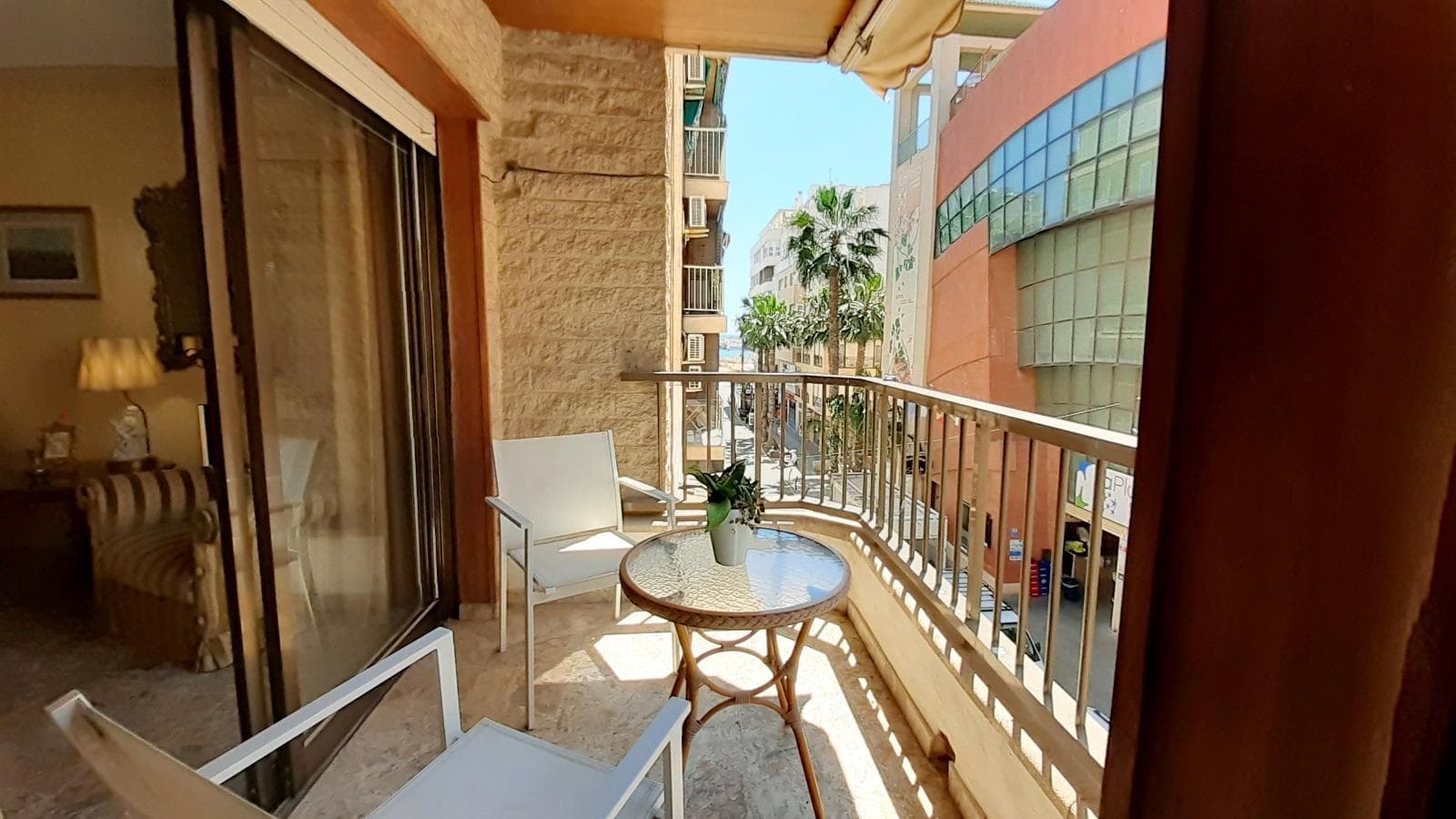 Os presentamos este amplio en pleno centro de Torrevieja a tan solo 10 minutos a pie del puerto pesquero y del paseo marítimo Juan Aparicio, donde poder disfrutar del sol mediterráneo en las bonitas piscinas naturales. Sin duda, esta propiedad consta de una excelente ubicación, con todos los servicios a su alcance como el mercado de abastos, restaurantes, farmacias, tiendas... La vivienda se distribuye en: -4 Dormitorios. -2 Cuartos de baños. -Amplio salón comedor con acceso a balcón. -Cocina equipada independiente. -Patio. Se vende totalmente amueblada y equipada. ¿Programamos una visita?. Contacta con nosotros, estaremos encantados de atenderle.