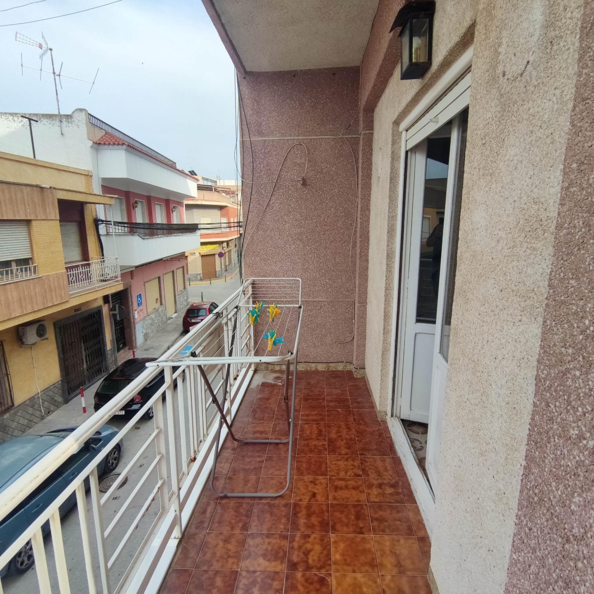 En venta este céntrico piso en una primera planta sin ascensor para reformar ubicado en el municipio de Cox a tan solo130 metros de la plaza de la glorieta y con todos los servicios de supermercados, colegio, farmacia... a su alcance. Además tiene una buena conexión con otros pueblos de la zona, Orihuela, Aeropuerto de Alicante y la ciudad de Murcia, así como los lugares de costa. La vivienda consta de: -3 Habitaciones. -1 Cuarto de baño. -Salón-comedor con acceso a balcón. -Cocina independiente con galería. Se vende amueblada y equipada. Contacte con nosotros para una mayor información. Esteremos encantados de atenderle