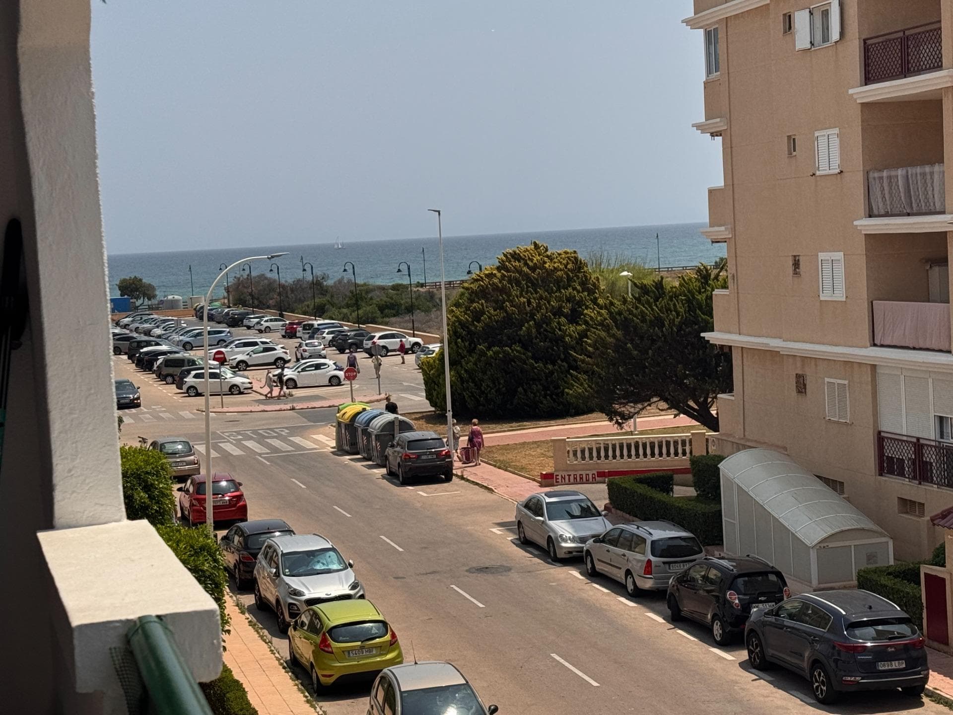 Os presentamos este acogedor apartamento ubicado en La Mata- Torrevieja, a tan solo 50 metros a pie de la playa de arena dorada y con zonas naturales protegidas. Una zona tranquila donde poder disfrutar del sol mediterráneo y de los servicios que ofrece esta zona. La vivienda consta de: -1 Dormitorio. -1 Cuarto de baño. -Salón-Comedor con acceso a balcón -Cocina americana. -Piscina Comunitaria. Se vende totalmente equipada y amueblada. DISPONIBLE A PARTIR DEL 1 DE SEPTIEMBRE. ¿Programamos una visita?. Contacte con nosotros para darle una mayor información.