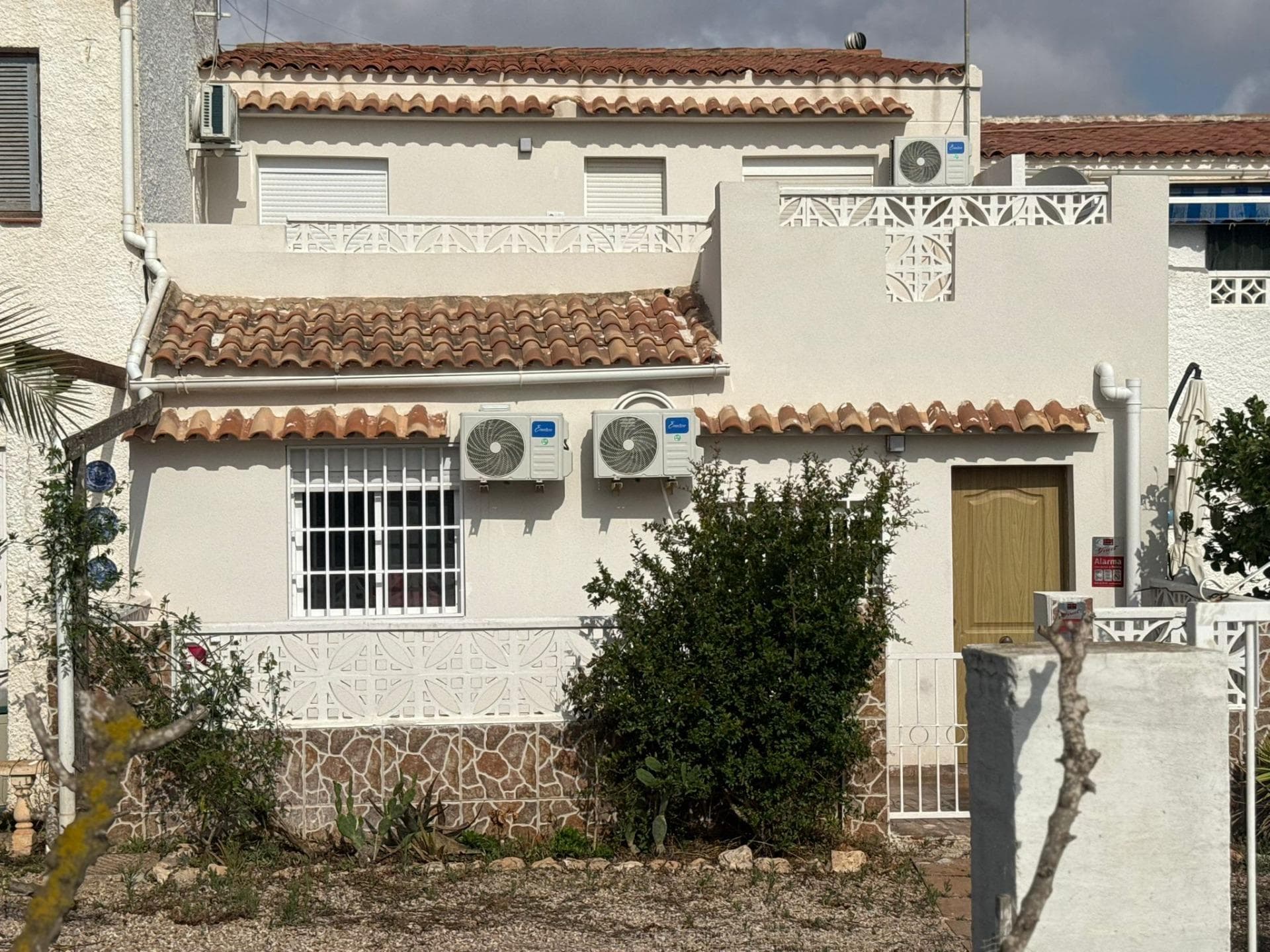 Os presentamos este adosado reformado ubicado en la zona residencial de la Siesta-Torrevieja, a 3,5 km del Centro Comercial Habaneras, Hospital Quirón y con todos los servicios al alcance de supermercados, farmacias, restaurantes... La propiedad de distribuye en dos plantas: -En la planta baja, una habitación con baño completo, cocina, aseo, salón-comedor y un patio. -En la planta de arriba, hay dos habitaciones con acceso a una amplia terraza y un baño. Se vende totalmente amueblada y equipada. ¿Programamos una visita?. Contacte con nosotros para darle una mayor información.