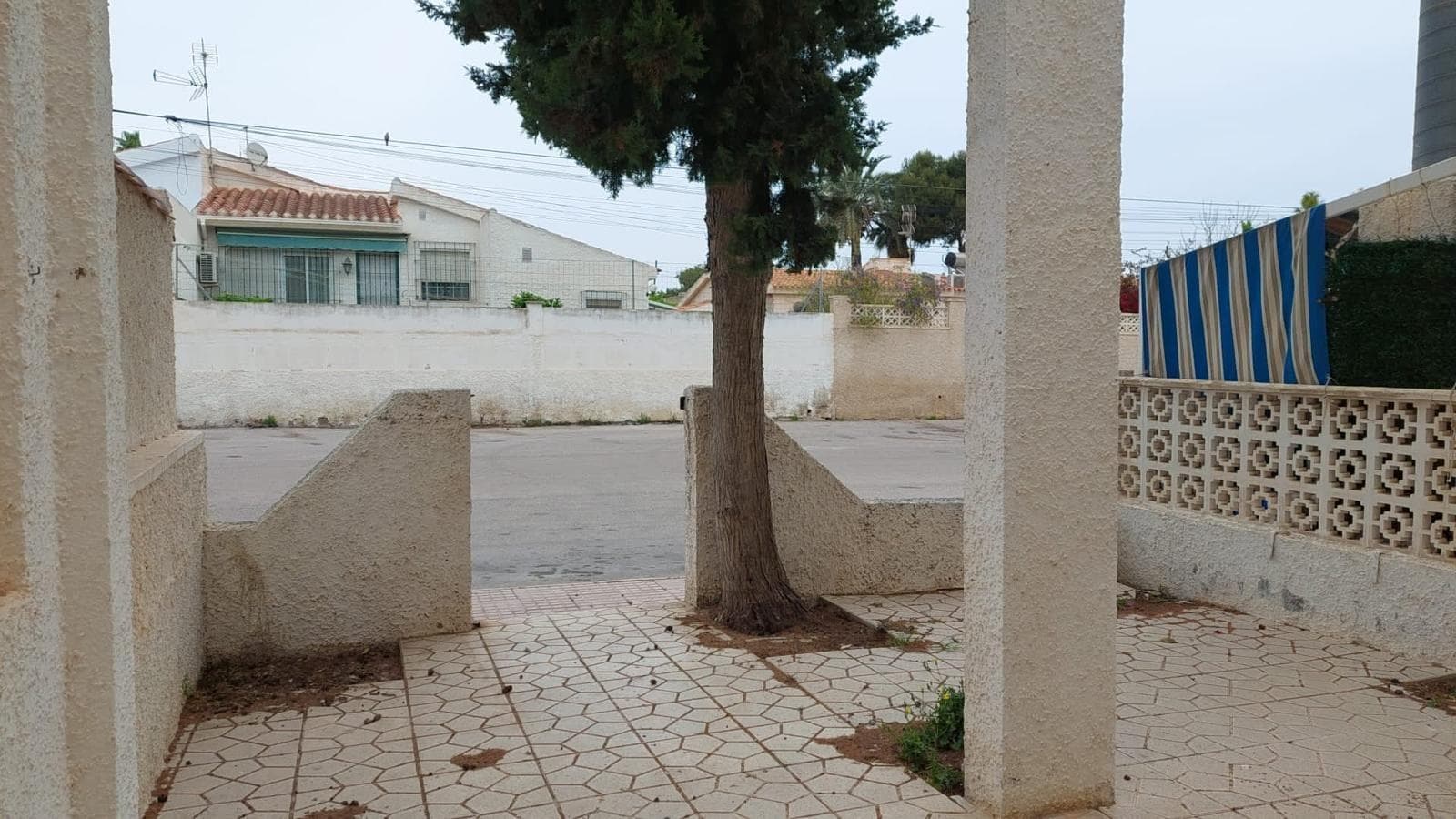 Oportunidad única de transformar este adosado en la casa de tus sueños. Esta propiedad se encuentra en la demandada urbanización de Aguas Nuevas, en Torrevieja y a menos de 1 km de las principales playas de la zona. Consta de 3 dormitorios, 2 baños, salón-comedor, cocina abierta y una amplia terraza. ¡Programe su visita ahora!