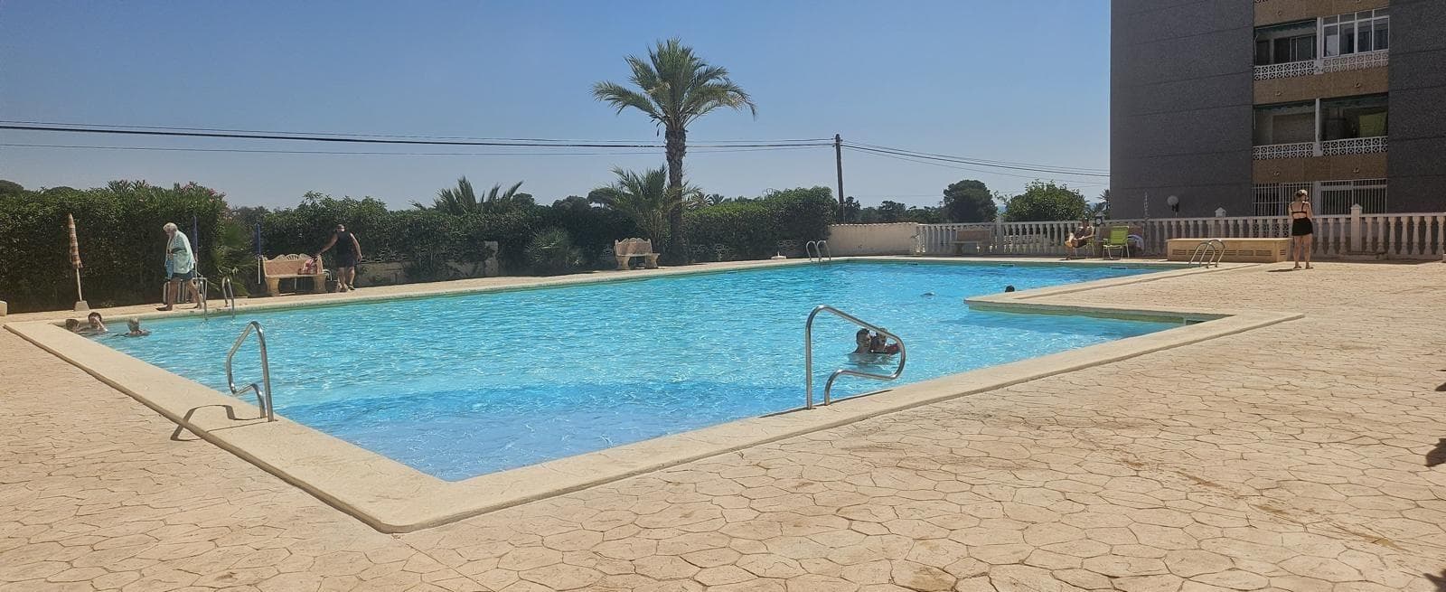 We are happy to present to you this fantastic fully renovated apartment, located just 300 meters from the amazing Punta Prima beaches. The property consists of 2 double bedrooms, 2 bathrooms, an American-style kitchen fully furnished and equipped with brand new appliances, and recently installed furniture, along with two charming terraces with sea views. The apartment is located in a gated community, next to a natural area, on an elevated ground floor. The community offers us a large shared pool with a lifeguard. A parking space is included in the price. Shall we schedule your visit? Contact us for more information.