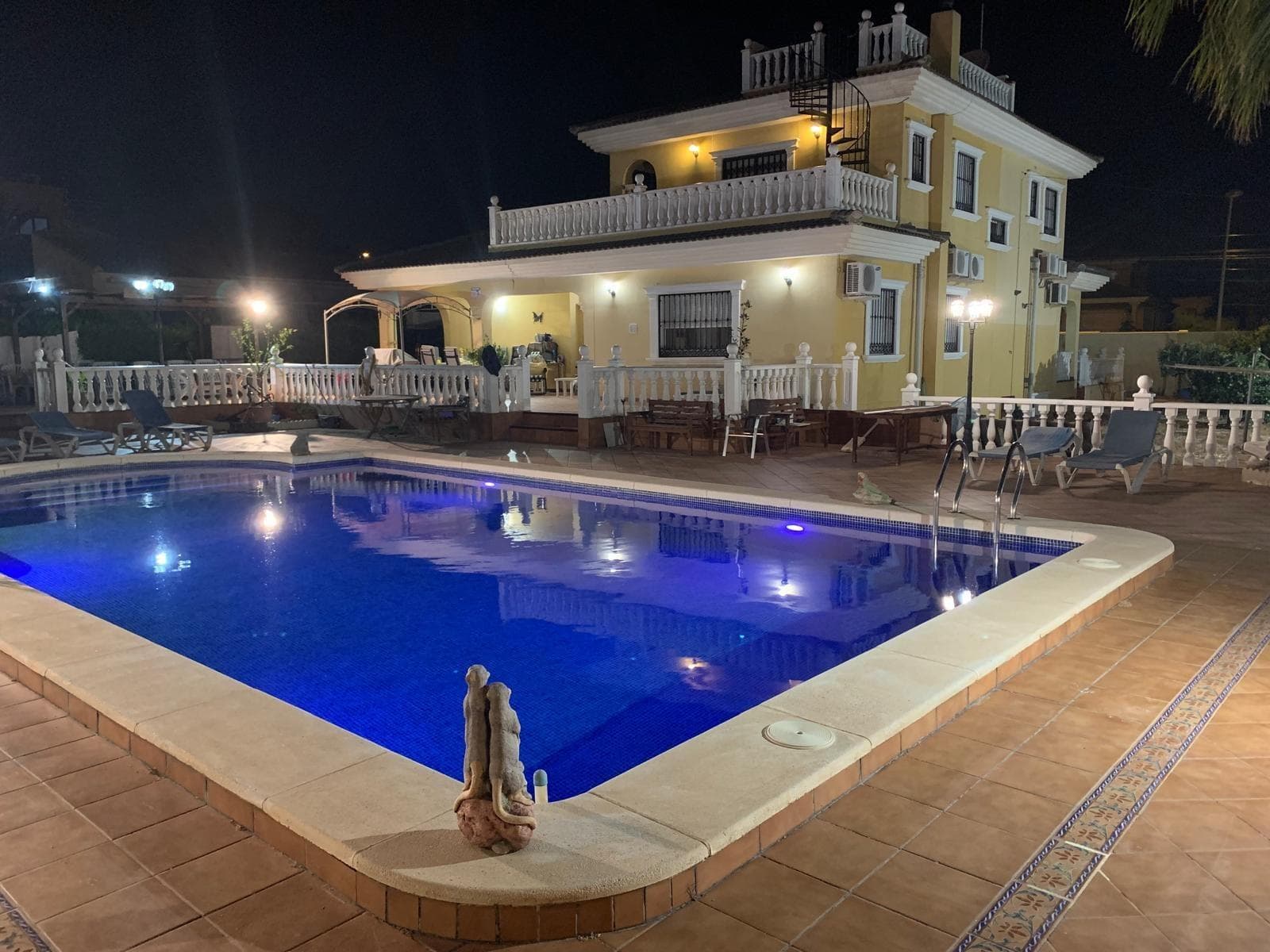 Today we present this fantastic 340 m² villa, built on a 1,000 m² plot, in the prestigious and sought-after Los Balcones development in Torrevieja. The property consists of 6 bedrooms, 6 bathrooms, a fully equipped independent kitchen, and a large living-dining room. Its natural, easy-care exterior offers unique, well-maintained green spaces. The icing on the cake is its large private pool. The garage has capacity for up to 6 vehicles. Many added extras... Contact us for more information.
