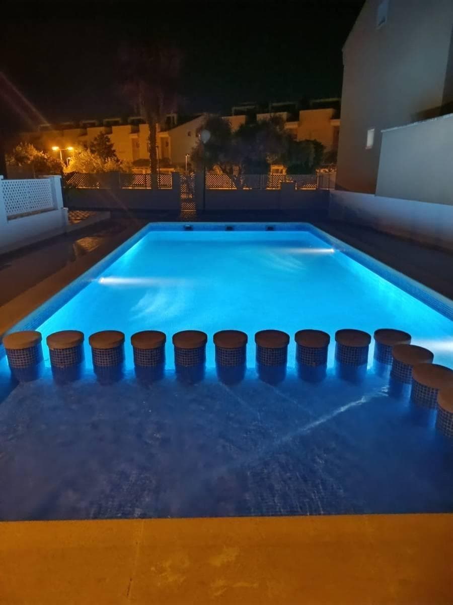For sale is this fantastic property located in a family-friendly development with a swimming pool, green areas, and a children's playground. This semi-detached house, spread over 3 floors plus a solarium, represents a unique opportunity that combines comfort, spaciousness, and modernity. The property consists of 3 bedrooms (2 doubles and 1 single), 1 separate office ideal for teleworking or a children's area, 3 bathrooms (1 on the ground floor and 2 on the second floor), a bright living room, a fully equipped and furnished separate kitchen, a front patio, a utility room, and a large solarium with views of the landscape. It has a private basement garage with capacity for 2 vehicles. Storage room. Contact us for more information.