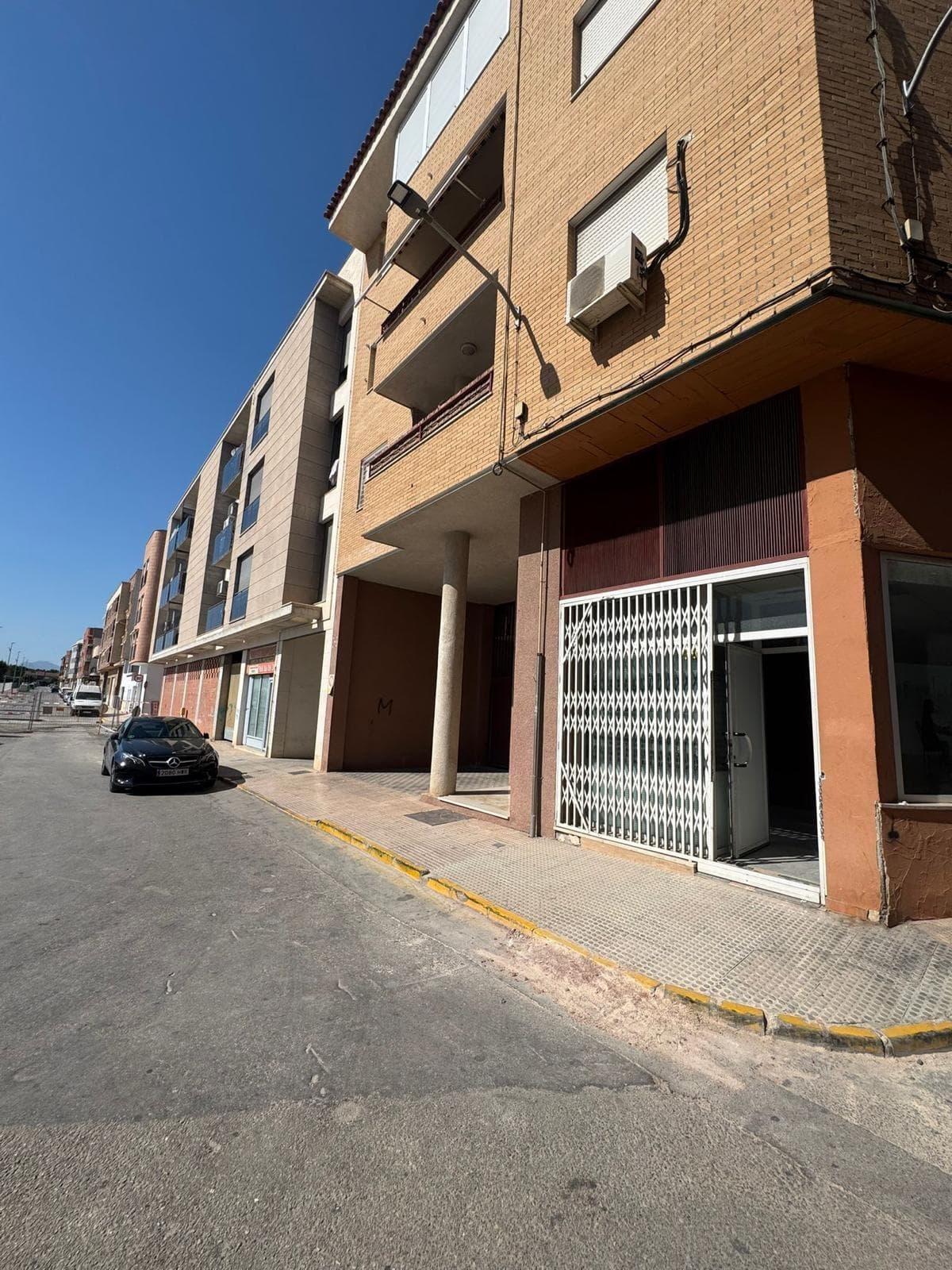 A la venta este local comercial situado en una buena zona de la localidad de Santomera, en Murcia. Este local de 177 m2, nos brinda infinidad de posibilidades, adaptado a bar, asesoría, inmobiliaria, cafetería, etc... Contacte para más información.