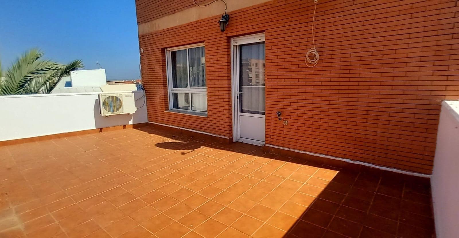 Aprovecha la oportunidad de adquirir este chalet independiente de 230m2 construidos sobre una parcela de 400m2 en el centro de Torrevieja, en una zona cercana a colegios, comercios, centro de salud.. . La vivienda consta de tres plantas con la siguiente distribución: - Planta baja: garaje, salón-cocina, 1 habitación, 1 baño - Planta 1: salón, 1 baño, 1 cocina sin amueblar, 2 habitaciones - Planta 2: 2 habitaciones, 1 baño, terraza. Contacte para más información