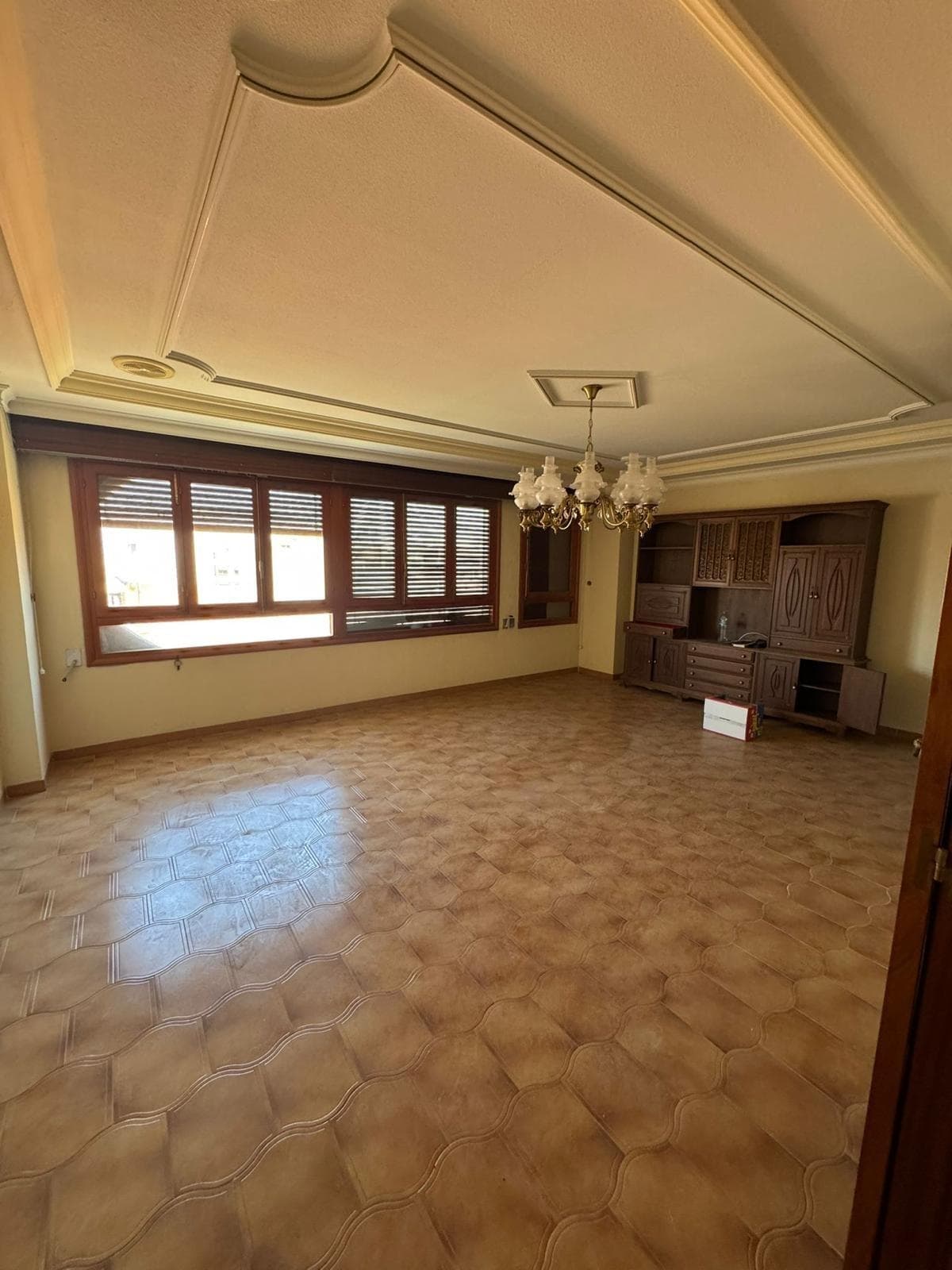 Fantástica oportunidad de conseguir una gran casa de pueblo situada en la localidad de la Vega Baja, Bigastro. Perfecta para albergar a dos familias, en la planta baja y en la primera planta, ya que dispone de dormitorios, cocina y baños en ambas plantas. Dispone de un gran solárium con vistas despejadas. La propiedad se encuentra de origen y te ofrece infinidad de posibilidades de construir la casa de tus sueños.  Contacte para más información.