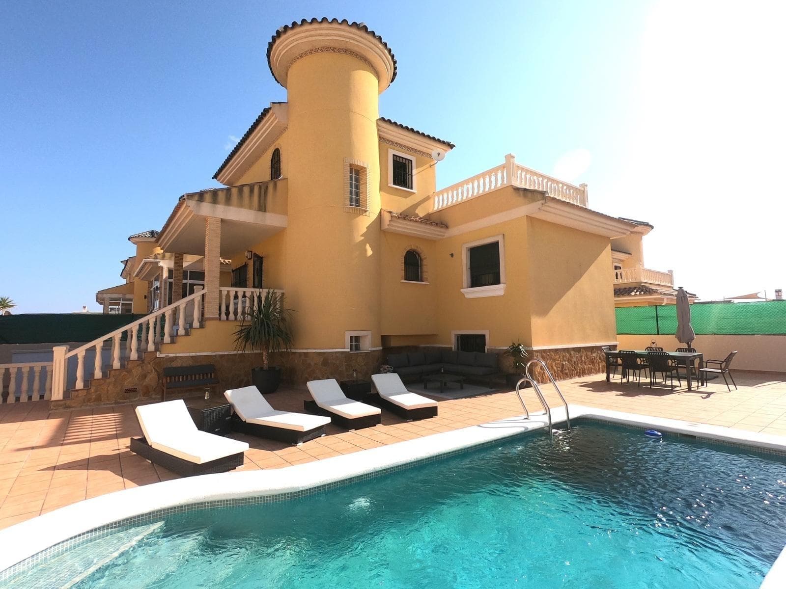 Discover this stunning villa located in the peaceful Lo Crispín urbanisation (Algorfa), perfect for an unforgettable holiday. Available for holiday rentals with a minimum stay of 10 days and up to 6 months. Ground floor: •2 spacious double bedrooms with fitted wardrobes •1 full bathroom with walk-in shower •Fully furnished and equipped open-plan kitchen •Bright and spacious living-dining room Upper floor: •Master bedroom with king-size bed, en-suite bathroom, and direct access to a private solarium, ideal for relaxing and soaking up the sun The property also includes a basement with capacity for 3 vehicles. Outdoor areas: •Several relaxation areas •Barbecue area •Large private pool Communal areas: •Communal swimming pool •Beautiful landscaped gardens Located just minutes from the prestigious La Finca Golf, with all necessary services nearby and a short drive to the beaches of the Costa Blanca. CONTACT FOR MORE INFORMATION