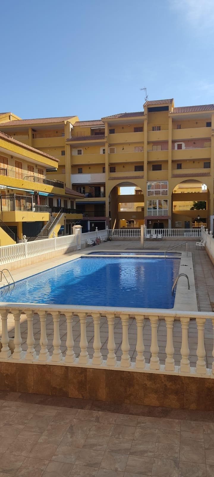 Descubre este encantador adosado situado a tan solo 200 metros de la Playa de La Mata en Torrevieja.  Ubicado en la tranquila y deseada zona de Los Europeos, esta propiedad es ideal para disfrutar del sol y el mar todo el año.  Con una superficie construida de 100 m² y útil de 90 m², cuenta con dos amplias habitaciones dobles y dos baños completos que ofrecen comodidad tanto para residentes como para huéspedes.  El interior se encuentra en buen estado conservando un diseño funcional e acogedor; se deja amueblado junto con todos los utensilios necesarios tales como sábanas, toallas o menaje esencial.  Disfruta del sur orientado al exterior donde encontrarás toldos que te brindan sombra durante las horas más cálidas así como ventiladores empotrados tanto en el salón como en cada habitación garantizando frescura constante incluso durante los meses estivales. Dentro del complejo comunitario podrás relajarte junto a tu familia o amigos disfrutando palpitantes días soleados alrededor de su espléndida piscina.Además tendrás acceso fácil gracias a servicios cercanos incluyendo autobuses locales,y centros comerciales variados. Cualquier persona interesada encontrará aquí no solo una casa vacacional sino también un hogar lleno potencial turístico. ¿Programamos su visita? Contacte para más información.