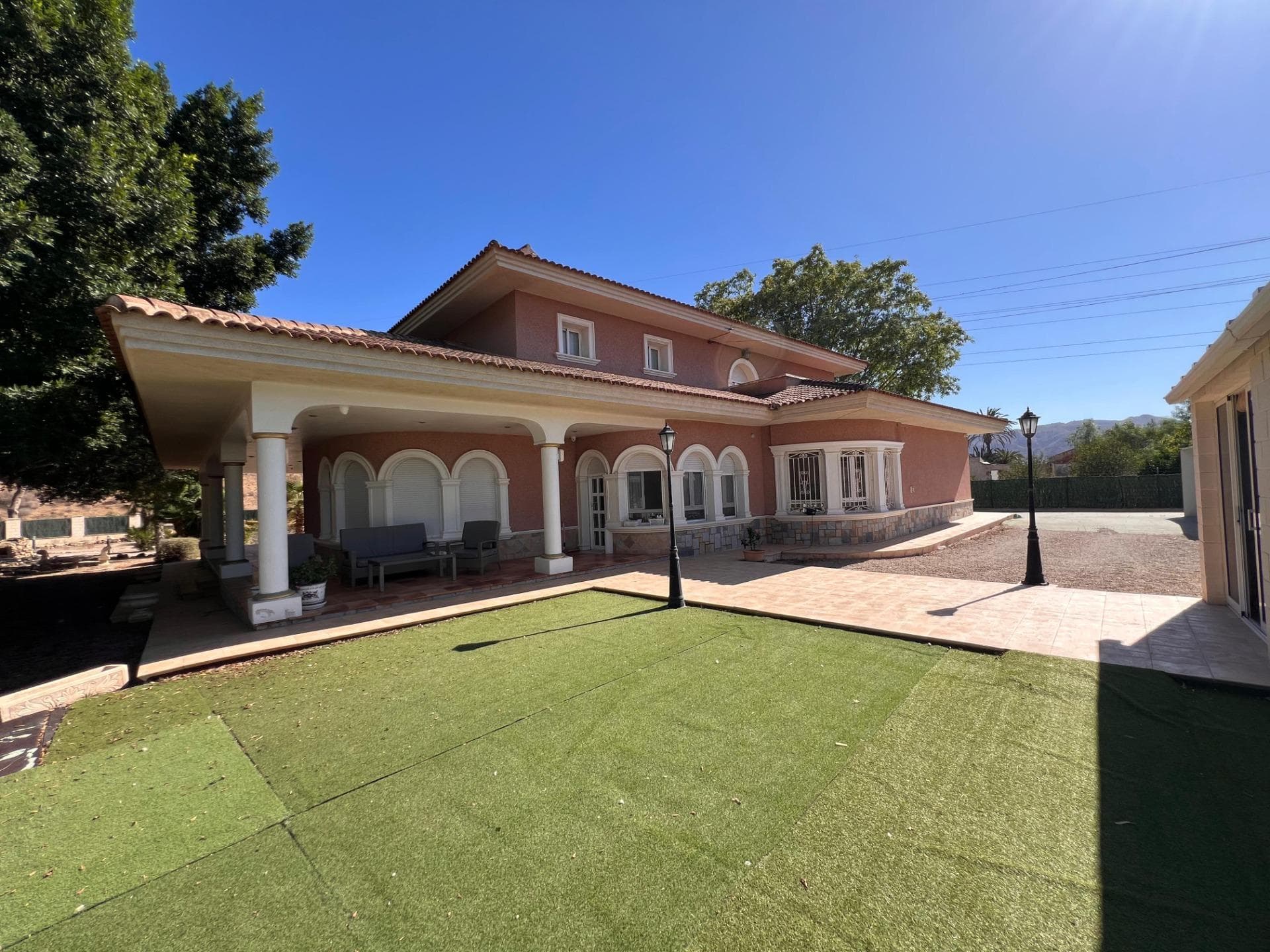 Discover this stunning luxury villa located in the exclusive area of San Carlos, Callosa de Segura. With a large plot of 4,500 m² and a usable built area of 575 m², this property features seven spacious bedrooms designed for family comfort and privacy. Its five elegant bathrooms provide convenience for all residents and guests.The house is in perfect overall condition and offers multiple extras such as a spacious private garage, a private pool ideal for enjoying the Mediterranean climate, and a charming outdoor area equipped with a barbecue and summer kitchen perfect for family or social gatherings outdoors. Its interior has been meticulously designed including features such as modern smooth paint, generous built-in wardrobes that optimize the available space, and a functional large walk-in closet; it also has integrated climate control ensuring comfort throughout the year.Without a doubt, a great property has hit the market. Shall we schedule your visit?