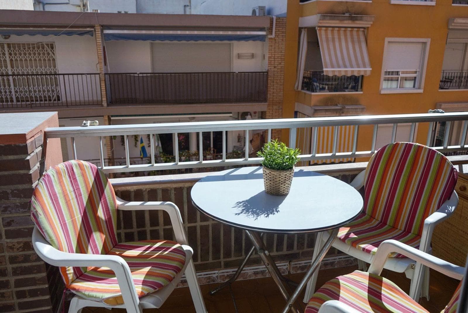 Located in the charming city of Torrevieja, this modern apartment is just 150 metres from the famous Playa del Cura. With a built area of nearly 85 m² and a usable area of approximately 70 m², the property features two spacious double bedrooms that offer comfort and space for the whole family or holiday groups. In impeccable condition and facing East, its brightness is one of its main attractions. The property includes a valid tourist license, which represents an excellent opportunity for both investment and temporary residence. Fully furnished and equipped with all necessary amenities; it also has air conditioning via splits in the living room and bedrooms, an independent laundry area, and access to a private garage in the same building. Enjoy also from your private terrace where you can relax while enjoying pleasant views of the surroundings. The location is unbeatable: surrounded by essential services such as nearby buses that facilitate daily urban transport, shopping centres ideal for quick purchases, and even nearby schools perfect if you consider this family option in a quiet area yet close to the sea. Additionally, you will find hospitals available within close range. Shall we schedule your visit?