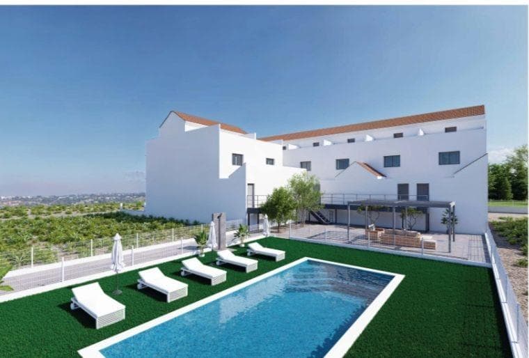 Discover this impressive newly built townhouse located in the quiet area of ​​Campo de Fútbol in Rafal. With a total constructed area of ​​almost 200 m², this property offers ample space and comfort for the whole family. It features four double bedrooms that guarantee the necessary rest, as well as three fully equipped bathrooms for added functionality. This home stands out for its high-quality finishes and modern south-facing exterior layout; its private terrace extends across 36 m², ideal for enjoying the Mediterranean sun. As a perfect complement, you can relax or socialize with your neighbors in the communal pool located within the residential complex. The location is unbeatable: nearby buses connect you easily to other urban areas and essential services such as schools and nearby public sports facilities. The unobstructed views of the surrounding natural landscape provide daily tranquility while keeping all kinds of amenities within easy reach. Contact us for more information.