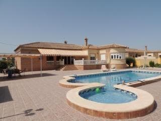 Descubre este encantador chalet independiente ubicado en la tranquila zona de Catral, a tan solo 15 km del mar.  Esta propiedad cuenta con una generosa superficie construida de 256 m² y se asienta sobre un amplio terreno de casi dos mil metros cuadrados (1859.99 m²).  El hogar ofrece tres acogedoras habitaciones dobles ideal para familias o grupos, junto con tres baños que garantizan comodidad y privacidad.  La orientación sur permite disfrutar de luz natural durante todo el día.  Entre sus características destacadas se encuentran una piscina privada perfecta para relajarse bajo el sol, así como jardines fáciles de cuidar adornados por árboles frutales que brindan sombra y belleza al entorno exterior vallado; además incluye parking privado y terraza donde podrá compartir momentos inolvidables con amigos o familiares.  Todo ello asegura no solo calidad arquitectónica sino también tranquilidad en uno de los rincones más apacibles del área. Contacte para más información