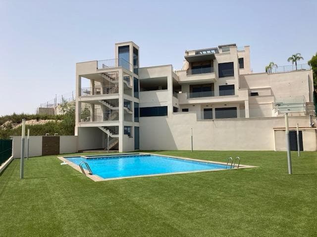 Discover this charming ground-floor bungalow located in the exclusive area of ​​Las Colinas, San Miguel de Salinas. Competitively priced at €344,000, this semi-new property spans a constructed area of ​​135 m² and boasts a comfortable layout that includes two spacious double bedrooms and two full bathrooms. Its south-facing orientation ensures light throughout the day and offers pleasant views from the two terraces, ideal for enjoying the Mediterranean climate. The fully equipped kitchen includes a perfect outdoor area for sunny days thanks to its functional summer kitchen. You'll also have access to a refreshing communal pool where you can relax or socialize with neighbors and guests. The property also has a private garage included in the price, so you won't have to worry about finding parking. Strategically located near the sea (just ten minutes away), as well as close to major shopping centers and local schools, it is ideal for both permanent residences and second vacation homes. Don't miss this opportunity: live surrounded by nature without sacrificing urban comfort. Contact us for more information.