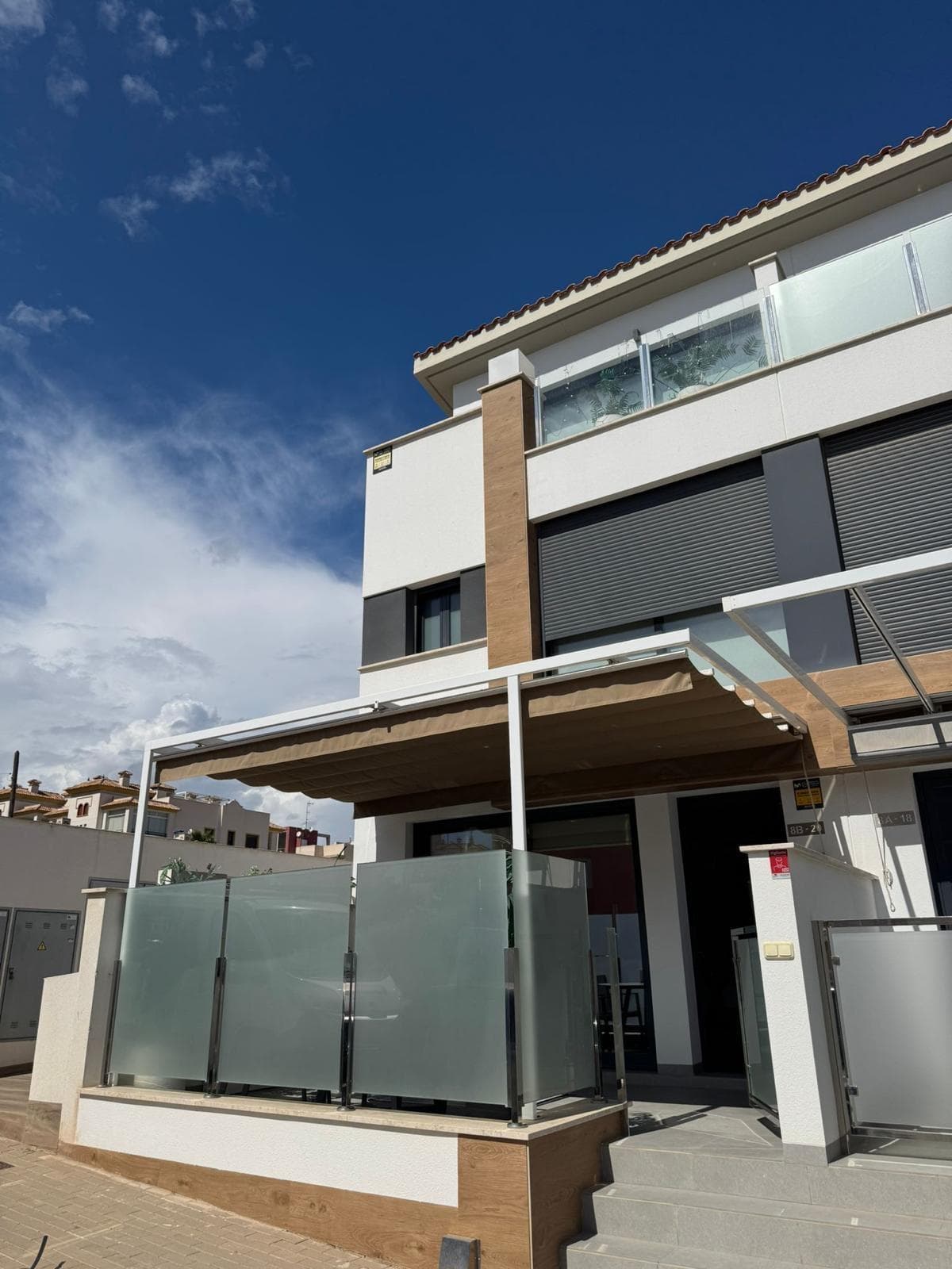 Discover this impressive pre-owned duplex in the exclusive area of ​​Los Secanos, Guardamar del Segura, less than 800 meters from the main beaches. With a constructed area of ​​110 m² and south-facing, this property offers a perfect layout for enjoying the Mediterranean lifestyle. On the ground floor, you'll find a bright living room with access to a private terrace with skylights that provide natural light to the basement and a pergola; ideal for relaxing while admiring panoramic sea views. The first floor houses a guest toilet and a modern kitchen equipped with premium appliances, next to a gallery with a shower and laundry room. On the second level, there are two cozy double bedrooms, complemented by a full bathroom accessible from different areas. Finally, easily access your master bedroom located on the third floor, where you can once again delight in the spectacular views thanks to its spacious private terrace and exclusive en-suite bathroom. Extras such as central air conditioning (including split system), motorized blinds, and modern installations such as an aerothermal system ensure year-round comfort. Take advantage of the additional benefits: a communal pool surrounded by nearby natural landscapes, as well as easy access to nearby public transportation, schools within reach, etc. Certify your dreams! This home is perfect whether you are looking for a permanent or vacation residence. Contact us for more information.