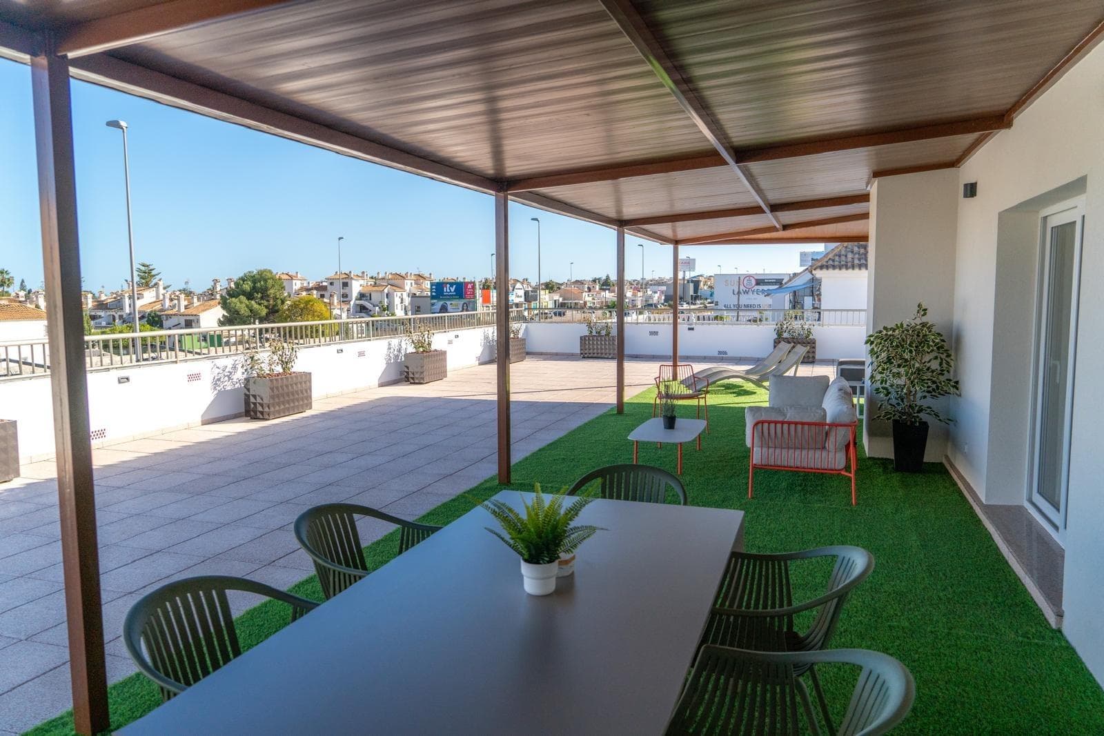 Discover this spectacular pre-owned penthouse located in the exclusive area of ​​La Regia, Orihuela Costa. With a generous constructed area of ​​122 m² and an impressive 250 m² terrace that includes a barbecue area, this property is perfect for enjoying the outdoors with family and friends. The apartment features two spacious double bedrooms and two full bathrooms. Its completely exterior design allows for maximum views of the surrounding natural surroundings. Additionally, the property is equipped with a security door for additional security and is delivered furnished and fully equipped, ready to move into. Located just 1,500 meters from the Mediterranean Sea and surrounded by buses, shopping centers, and schools, it also offers easy access to nearby hospitals, ensuring absolute convenience both as a permanent or vacation home. Contact us for more information.