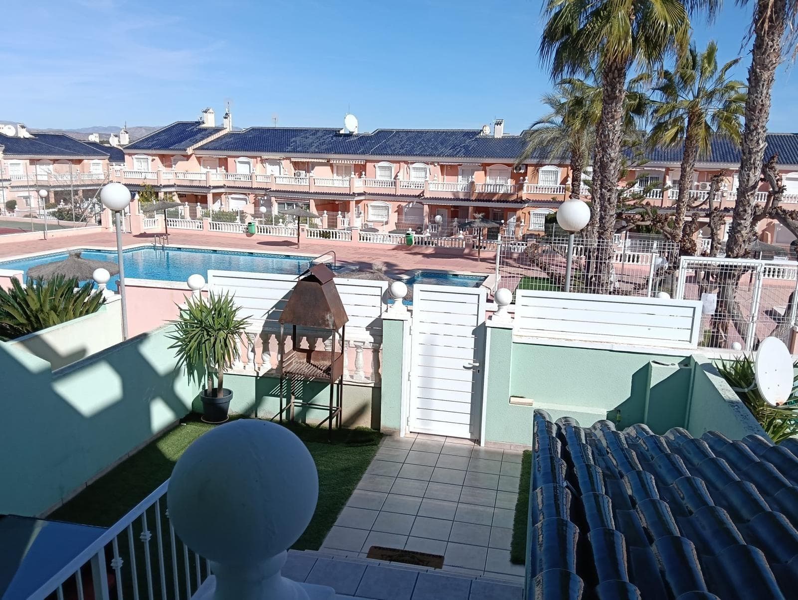 Discover this charming renovated townhouse located in the desirable area of ​​Gran Alacant, just one kilometer from the main beaches. With a constructed area of ​​60 m² and a private 38 m² solarium, this property features two cozy double bedrooms that offer comfort and space. The bathroom is carefully designed to meet all your daily needs. In addition, you will enjoy access to a communal pool surrounded by large green areas, perfect for relaxing under the Mediterranean sun. The home stands out for its completely exterior layout, providing natural light throughout the day and including amenities such as private parking. The location is unbeatable; close to public transportation (buses), shopping centers, schools, and hospitals, ensuring your daily well-being. This exclusive offering represents not only a home but also an ideal coastal lifestyle for families or couples looking to make the most of their free time by the sea. Contact us for more information
