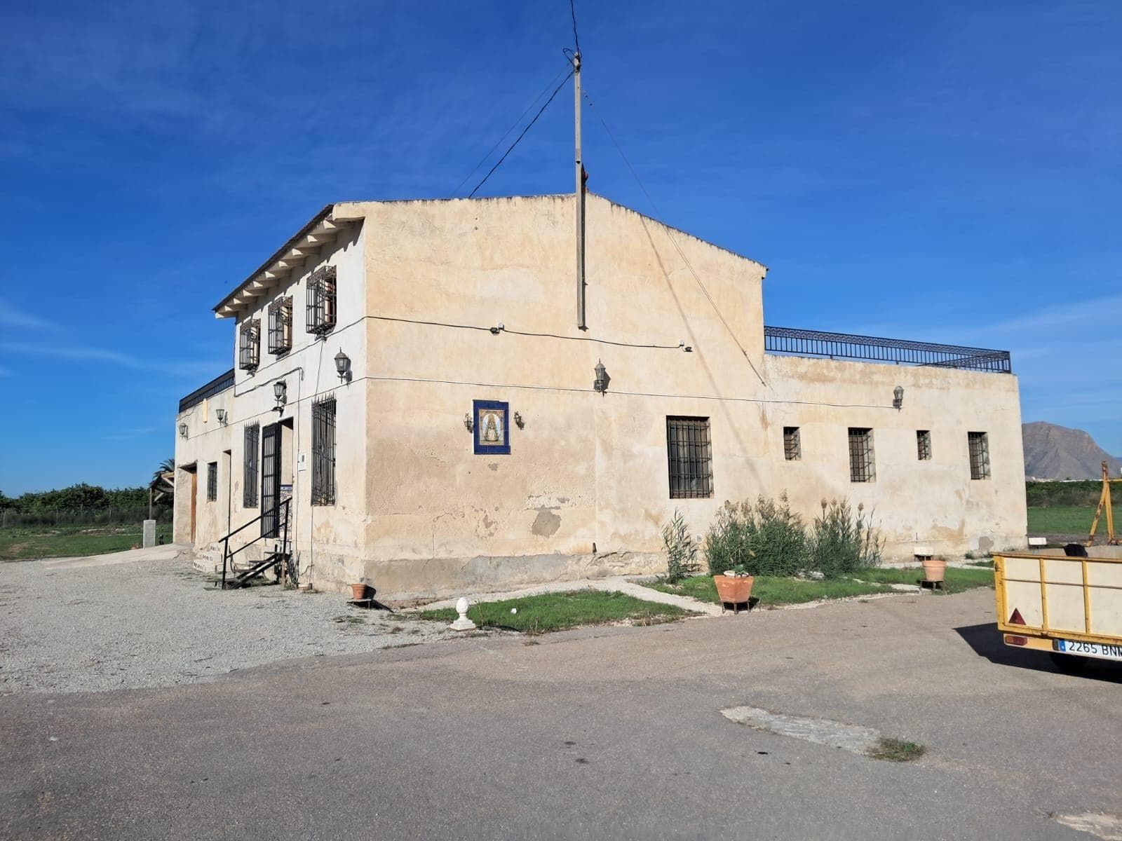 Discover this magnificent rustic house, occupying a generous 400 m² of built area on a sprawling 10,000 m² plot of land in the beautiful Benejúzar orchard area. This property offers endless possibilities for those seeking to enjoy the countryside and tranquility without sacrificing modern comforts. With three full bathrooms and spacious outdoor areas surrounded by fruit trees, this space is ideal for both family residences and agricultural or tourism projects. It also features private parking and a terrace with panoramic views of the surrounding landscape. All exterior features provide natural light during the day. Its proximity to hospitals guarantees easy access to essential services. Contact us for more information.