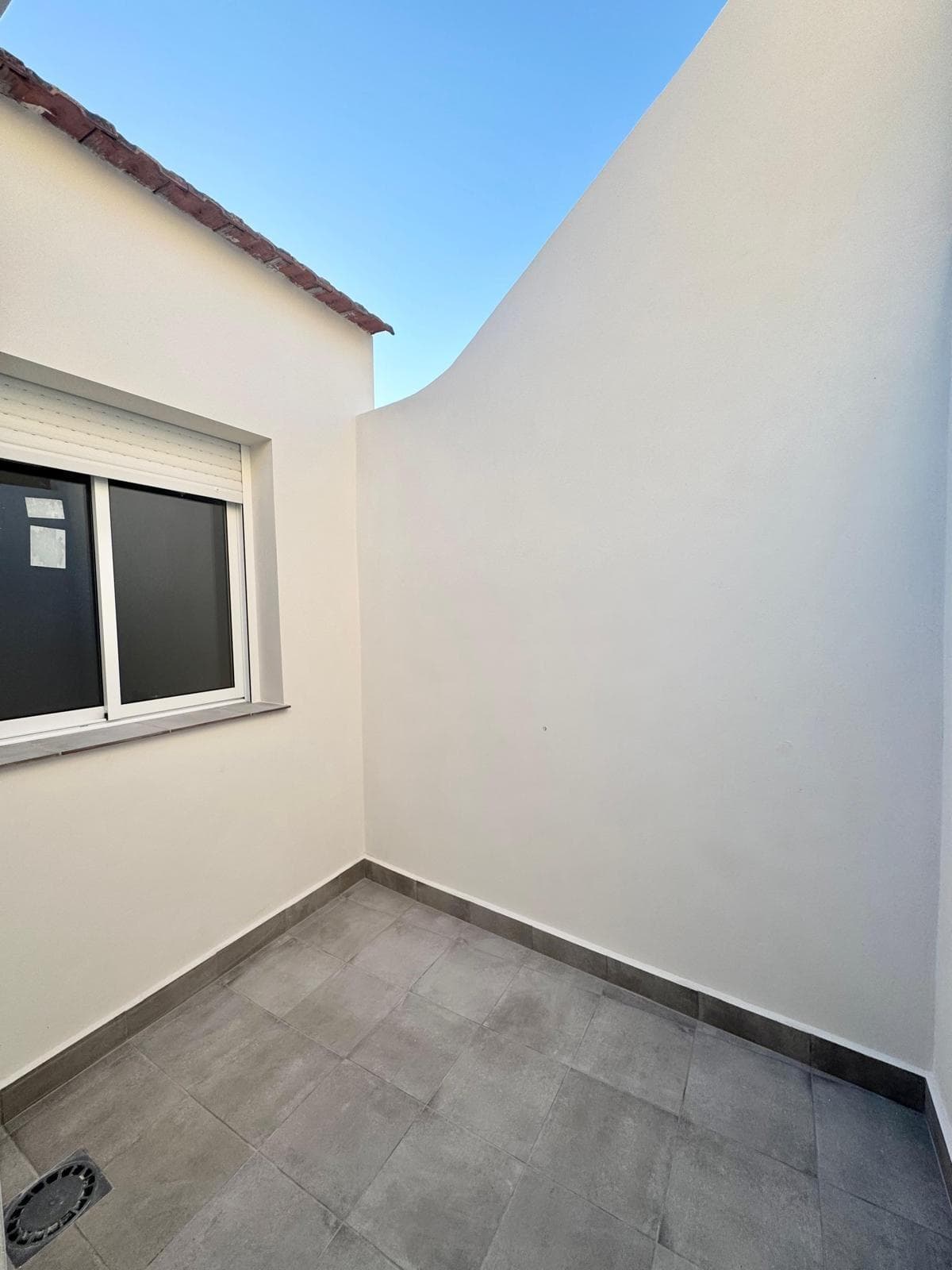 Discover this charming townhouse located in the Las Cuevas area of ​​Rojales. With a constructed area of ​​almost 60 m², this semi-renovated property offers a cozy and functional space, ideal for enjoying the Mediterranean lifestyle. The home features two spacious bedrooms that provide comfort and privacy. It also has a modernized full bathroom that perfectly adapts to contemporary family needs. The terrace is perfect for relaxing outdoors while enjoying the region's characteristic warm climate. Its strategic location guarantees easy access to essential services such as nearby buses, shopping centers, and schools, making it very convenient for both families and those looking to settle in a vibrant community. This house stands out for its exterior orientation, allowing abundant natural light throughout its spaces; the bright atmosphere creates pleasant sensations year-round. Don't miss the unique opportunity to acquire this attractive property for only €88,000 and invest in your future home today.