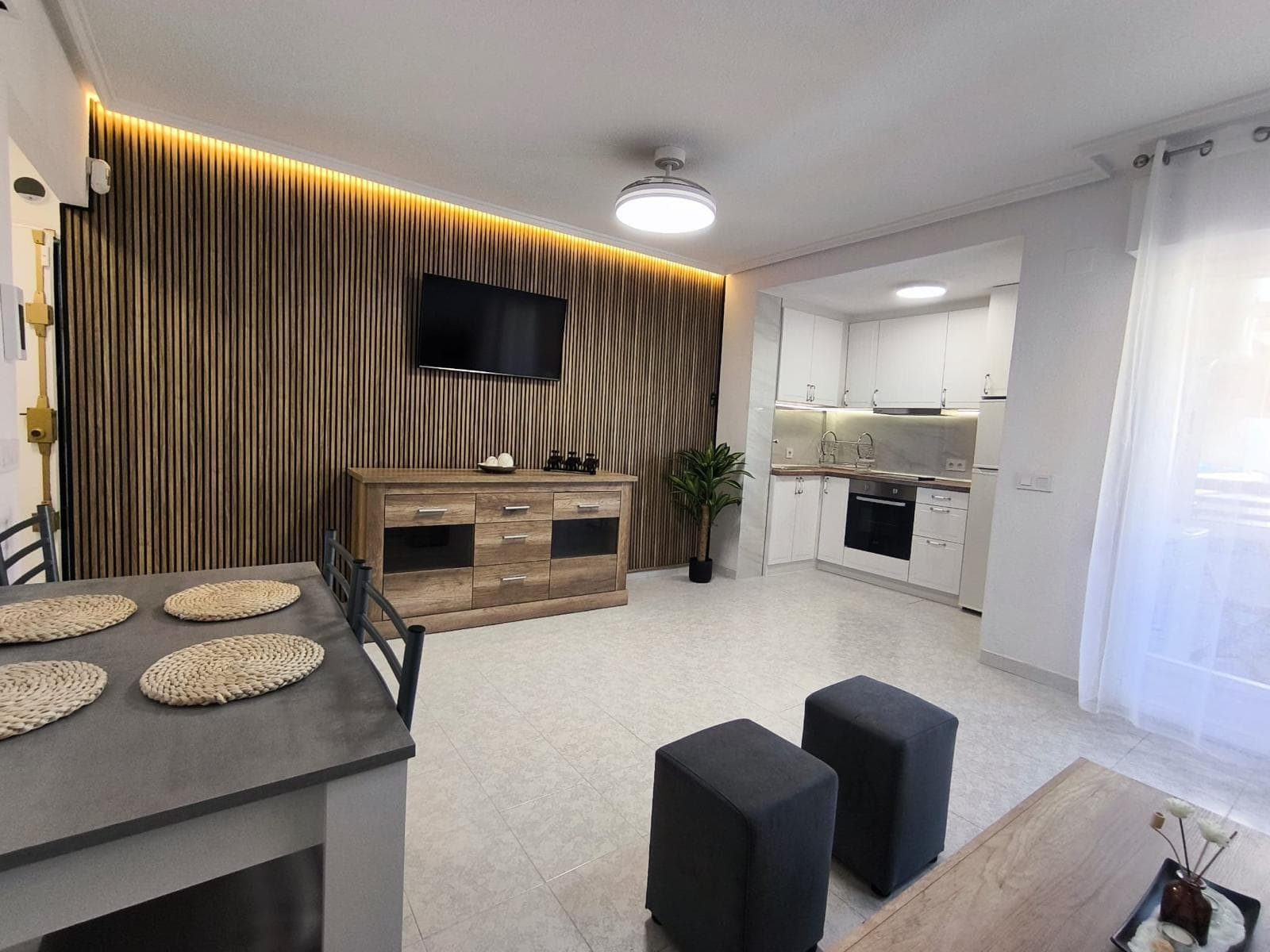 Discover this charming renovated apartment in the quiet area of ​​El Molino, Torrevieja. With a constructed area of ​​almost 40 m², this property features a double bedroom and a full bathroom, ideal for both living and vacationing. Enjoy the sun from its glazed terrace while relaxing by the complex's communal pool. Located just 600 meters from the sea and Torrevieja's stunning beaches, you'll have easy access to public transportation and several nearby amenities, including shopping centers, hospitals, and schools. In addition, you can rent a parking space if needed; The additional sofa bed provides extra space for guests. Its privileged location combined with its features make it an excellent option for only €113,000. Contact us for more information