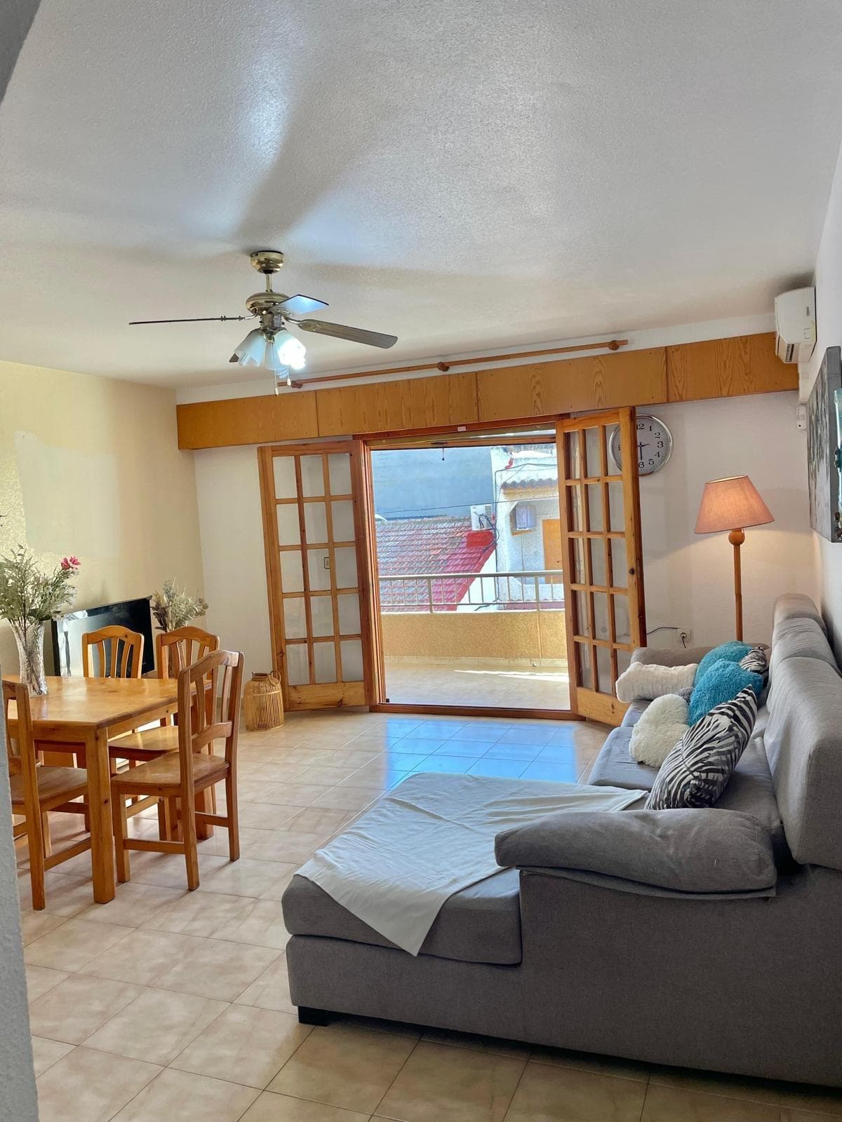 Discover this charming apartment located in the coveted area of ​​Playa de los Locos, Torrevieja. With a privileged location just 150 meters from the sea, this property features three double bedrooms that offer ample space for your comfort and relaxation. The magnificent terrace is perfect for enjoying the Mediterranean climate and the side sea views, ideal for relaxing or sharing unforgettable moments with friends and family. The property is in good condition and faces south, ensuring abundant natural light throughout the day. It also has all the necessary amenities nearby: accessible public buses, a variety of shopping centers, and educational institutions such as schools and even hospitals within the immediate vicinity. If you are looking for functionality combined with a lifestyle close to the sea without sacrificing urban comfort, don't miss this opportunity, as there is also the option to purchase a closed parking space.