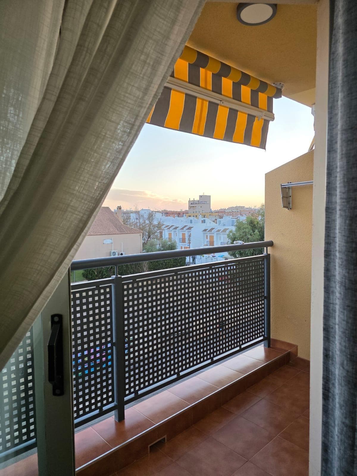 Discover this charming apartment in the coveted area of ​​Nueva Torrevieja, ideal for those seeking comfort and style. With a constructed area of ​​52 m² and completely renovated, this property features a cozy double bedroom that guarantees perfect rest after a sunny day. The modern bathroom offers functionality to this smart space. Additional features include the included garage, ensuring complete peace of mind when parking your vehicle. Enjoy the outdoors from your private terrace where you can relax while taking in the surrounding views. This property is completely exterior, allowing for maximum natural light throughout the day. It is located near city buses and local shopping centers for added convenience. Contact us for more information